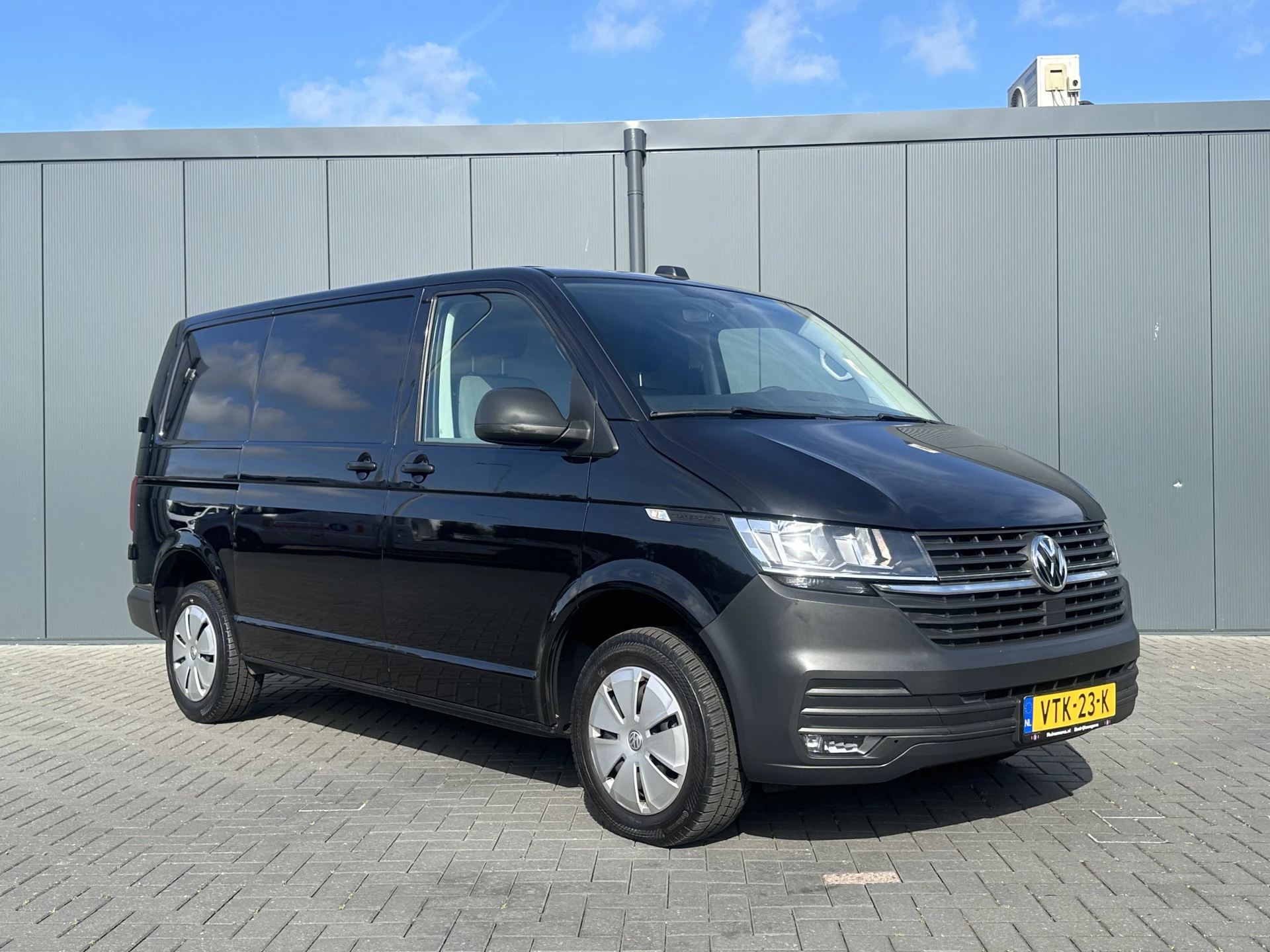 Volkswagen Transporter 2023 - 2.0 TDI 150 PK DSG AUTOMAAT / L1H1 / 1e EIG. / CRUISE / AIRCO / APPLE CARPLAY / ANDROID AUTO / NAVI / PDC Bild 4
