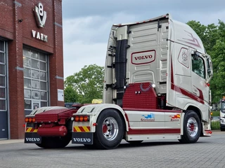 Volvo FH 2017 - 13.500 Globetrotter XL 4x2 - Show truck - Retarder - Custom interior - I parkcool image 7