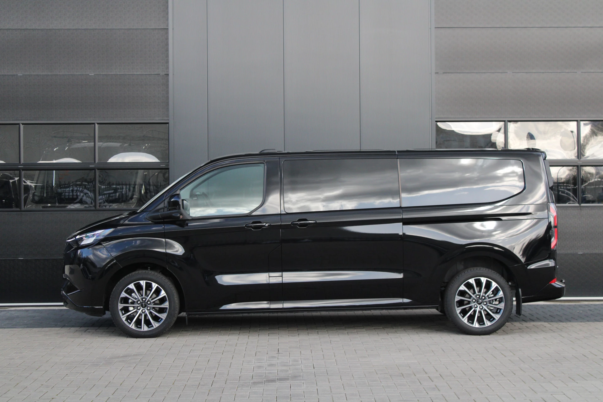 Ford Tourneo Custom 2025 - 340 2.5 PHEV L2H1 Titanium X 232pk | 2x Schuifdeur | ACC | 360 camera | Leder | Navi | Verwarmd stuurwiel | 19" LM velgen | Rijklaar obrázek 10