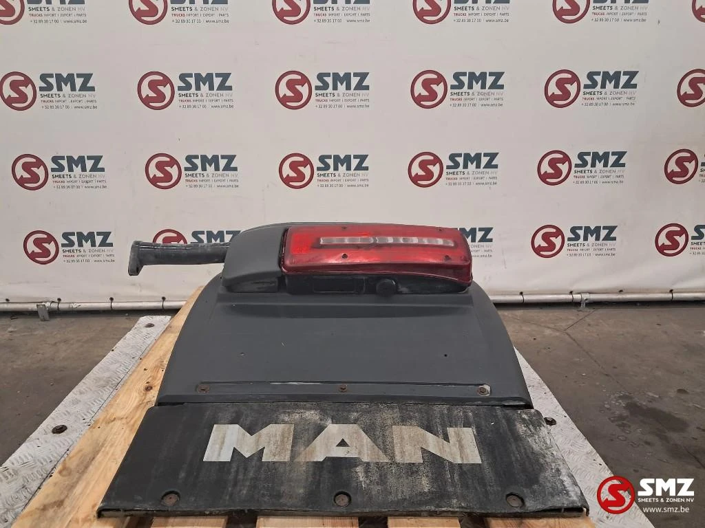 MAN 2021 - Occ achterspatbord rechtsachter + montagebeugel MA afbeelding 1