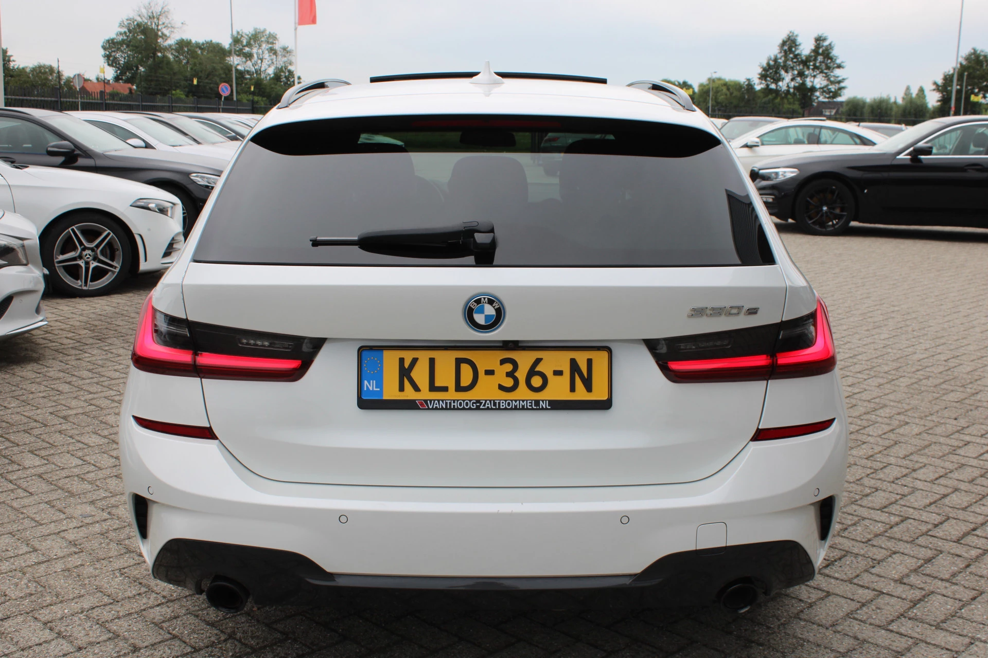 BMW 3 Series 2022 - Touring 330e High Executive M-SPORT SHADOW PANORAMADAK MEMORY 360-CAMERA KEY-LESS CARPLAY TREKHAAK obrázek 4