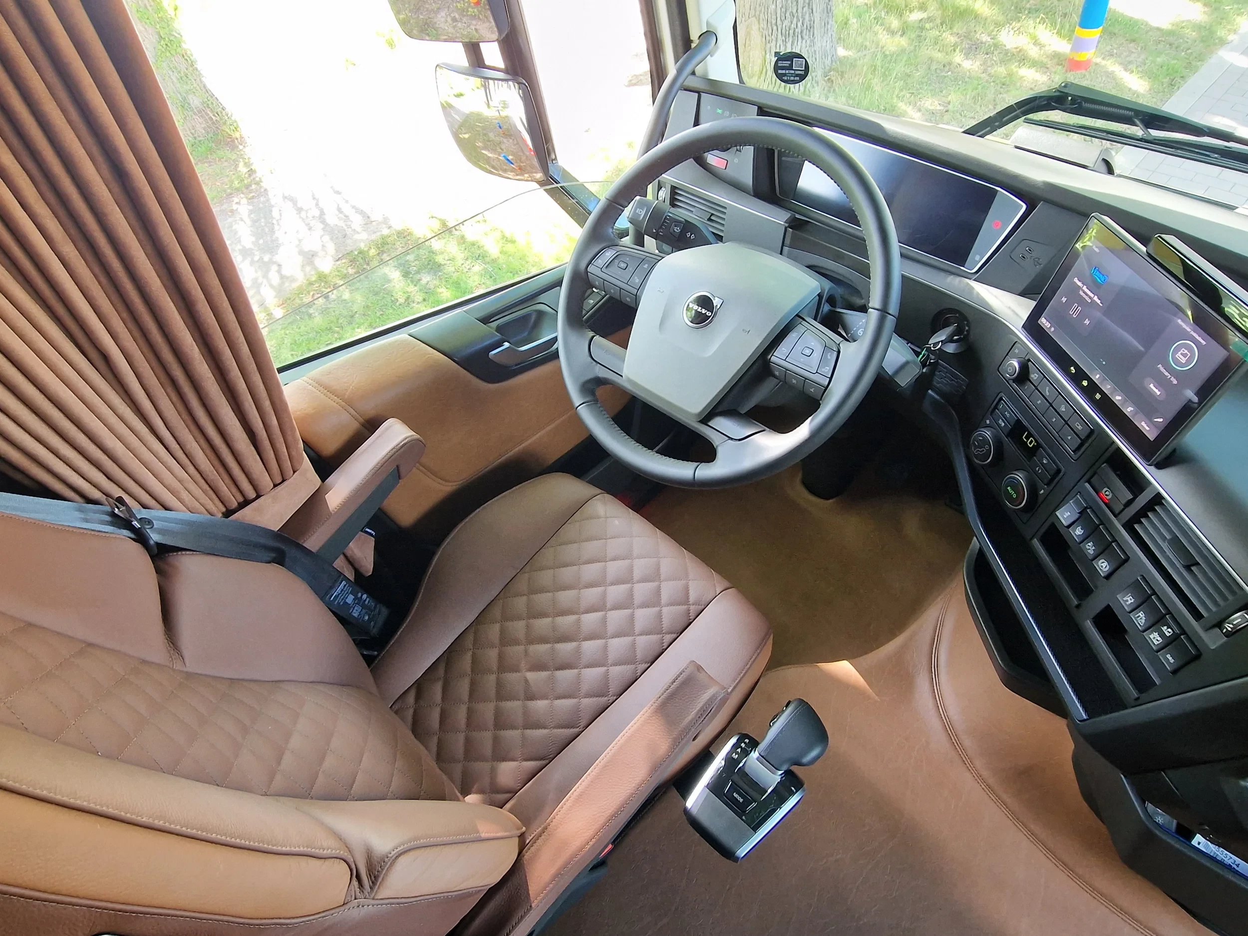 Volvo FH 2026 - 540 Aero Globetrotter XL 4x2 - New - Full spec - Show Truck - BUFFL interior - Retarder - I parkcool - Full air immagine 11