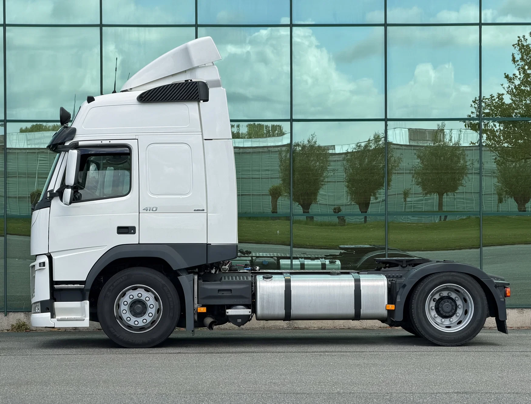 Volvo FM 410 2018 - EURO 6 VOL LUCHTGEVEERD 2XTANKS 106 CM SCHOTEL HOOGTE 345.000 KM IN SUPER CONDITIE zdjęcie 2