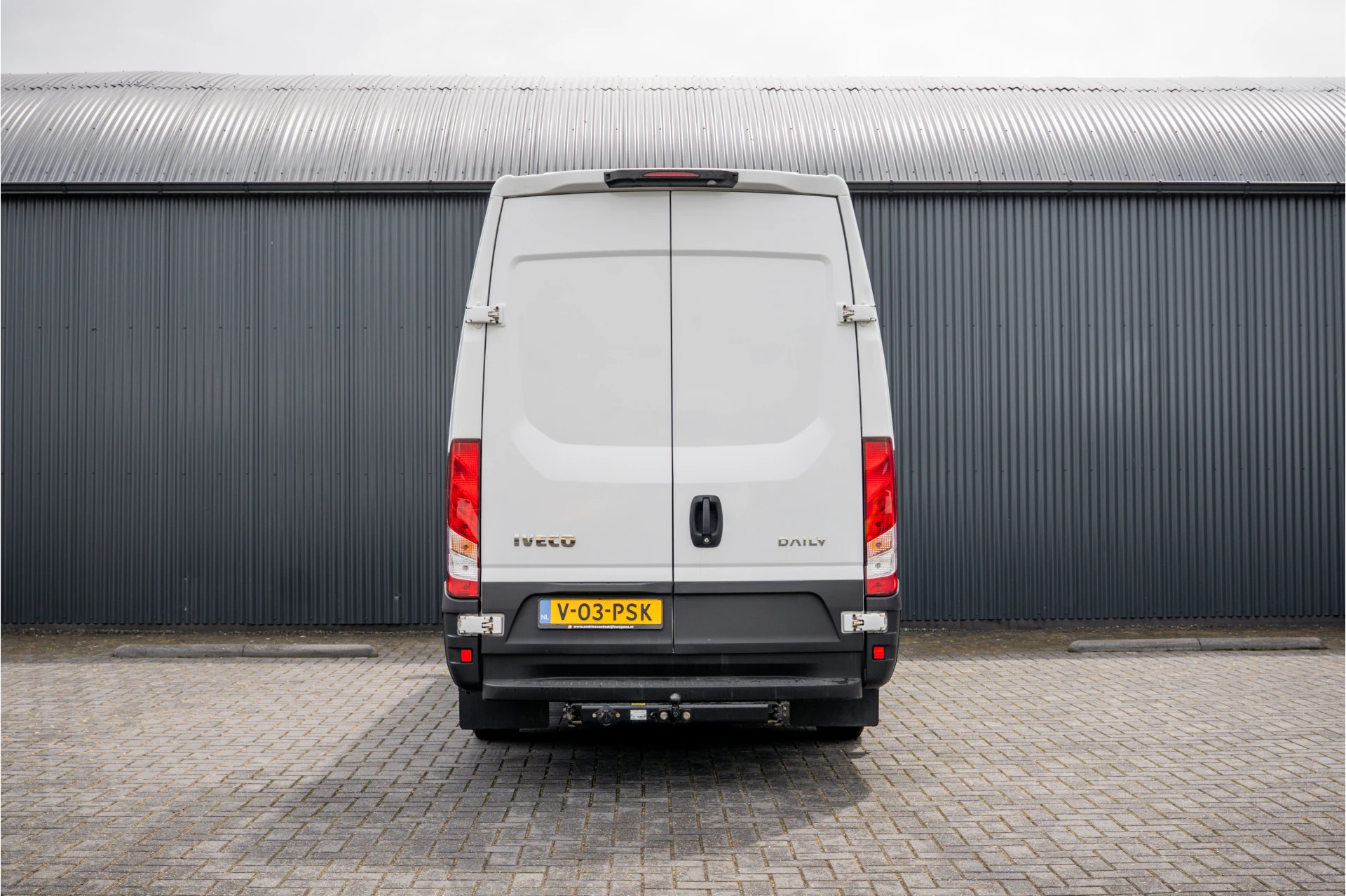 Iveco Daily 2022 - 35S18 175 PK 3.0 Liter! | Automaat | 3.500 KG trekgewicht | Camera | Cruise | Airco | Trekhaak | 3-Zits afbeelding 8
