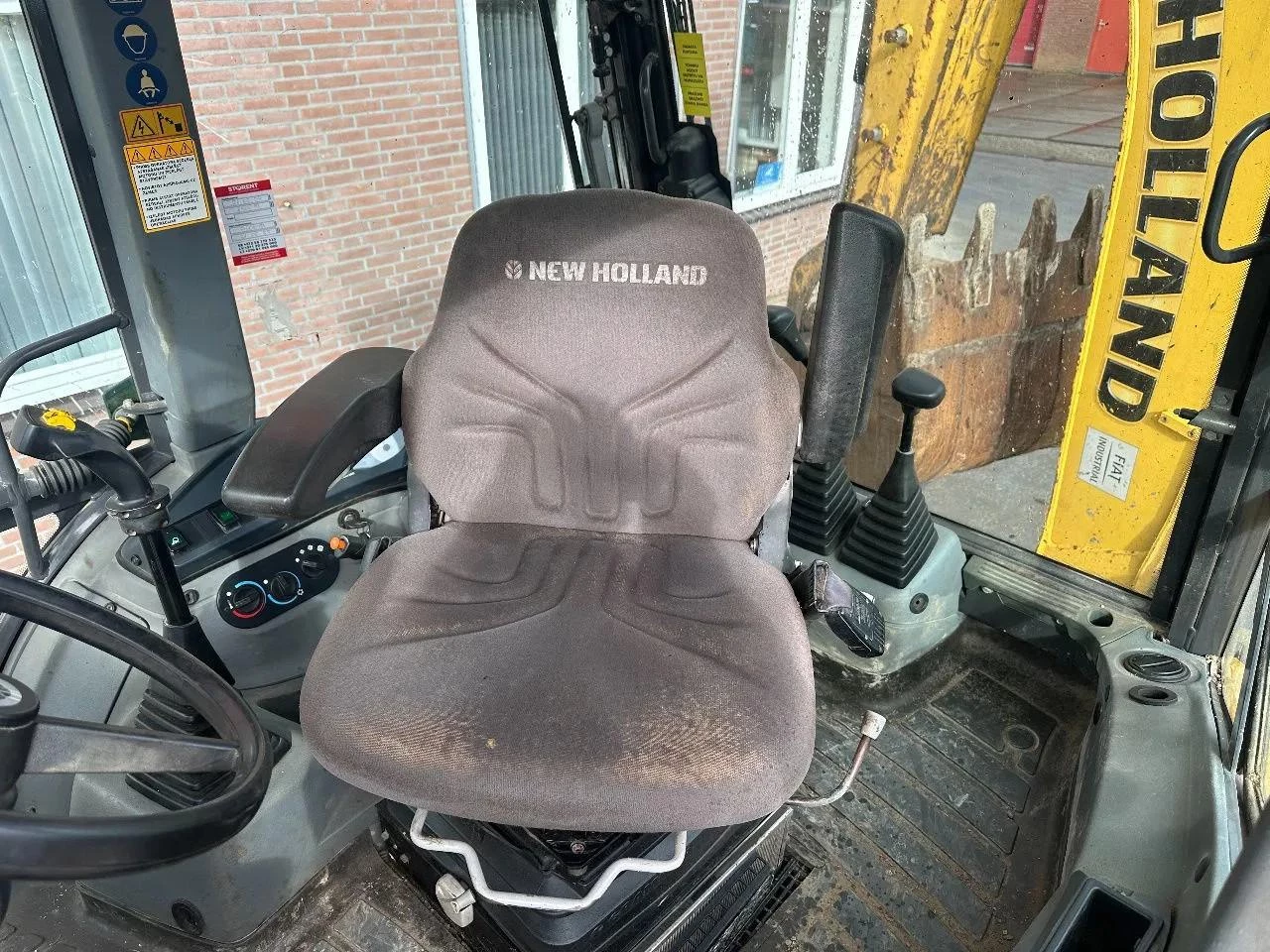 New Holland LB115B 2011 image 15