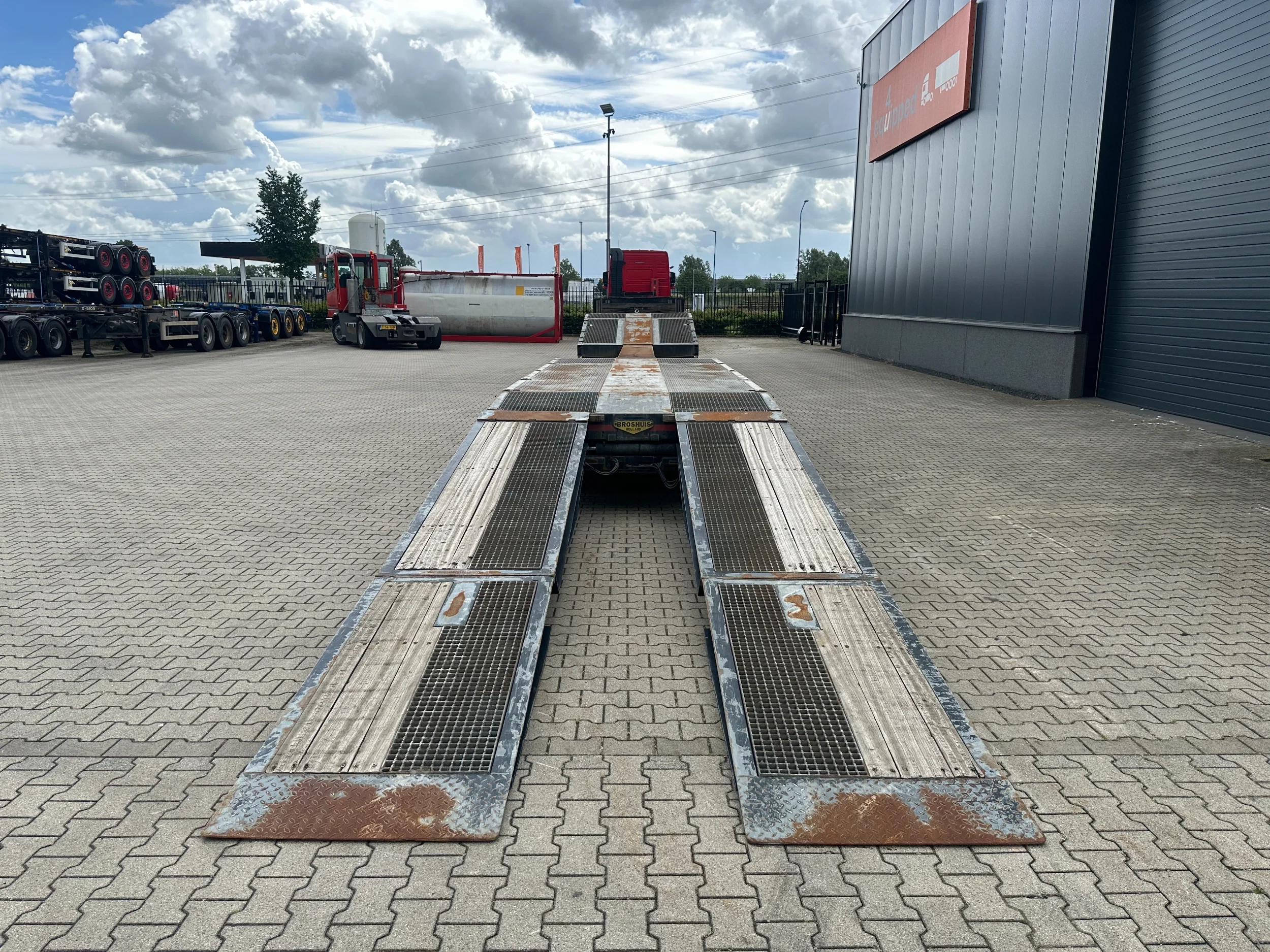 Broshuis 2017 - 3ABSD Lowloader 3-axle / GVW: 59.000kg / Neck: 23.000kg / hydraulic steering + ramps + loading table / 4.60m extendable / winch / liftaxle afbeelding 8