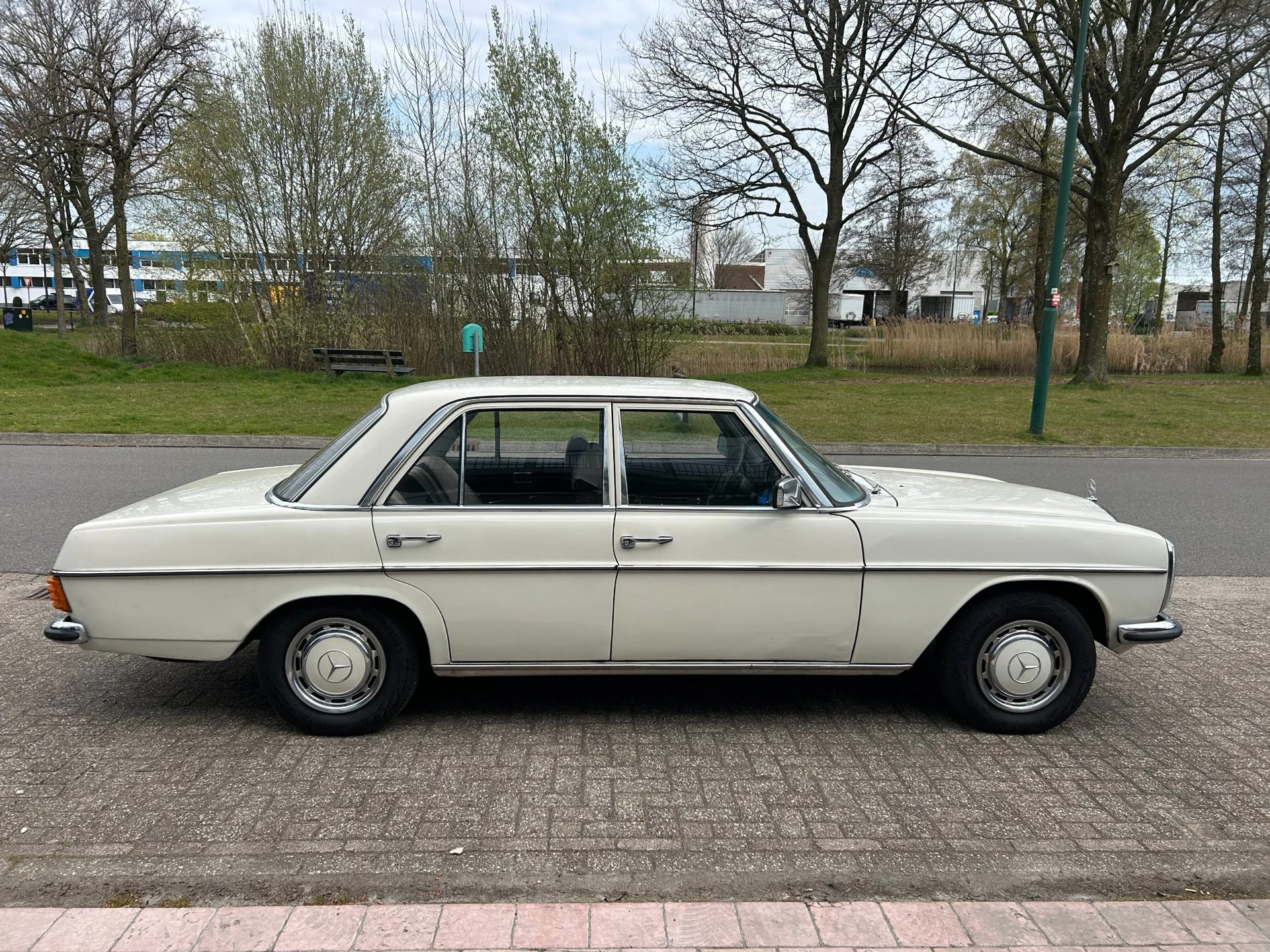 Mercedes-Benz 200-serie 1974 - 200-280 (W115) LPG apk en wegenbelasting vrij afbeelding 3