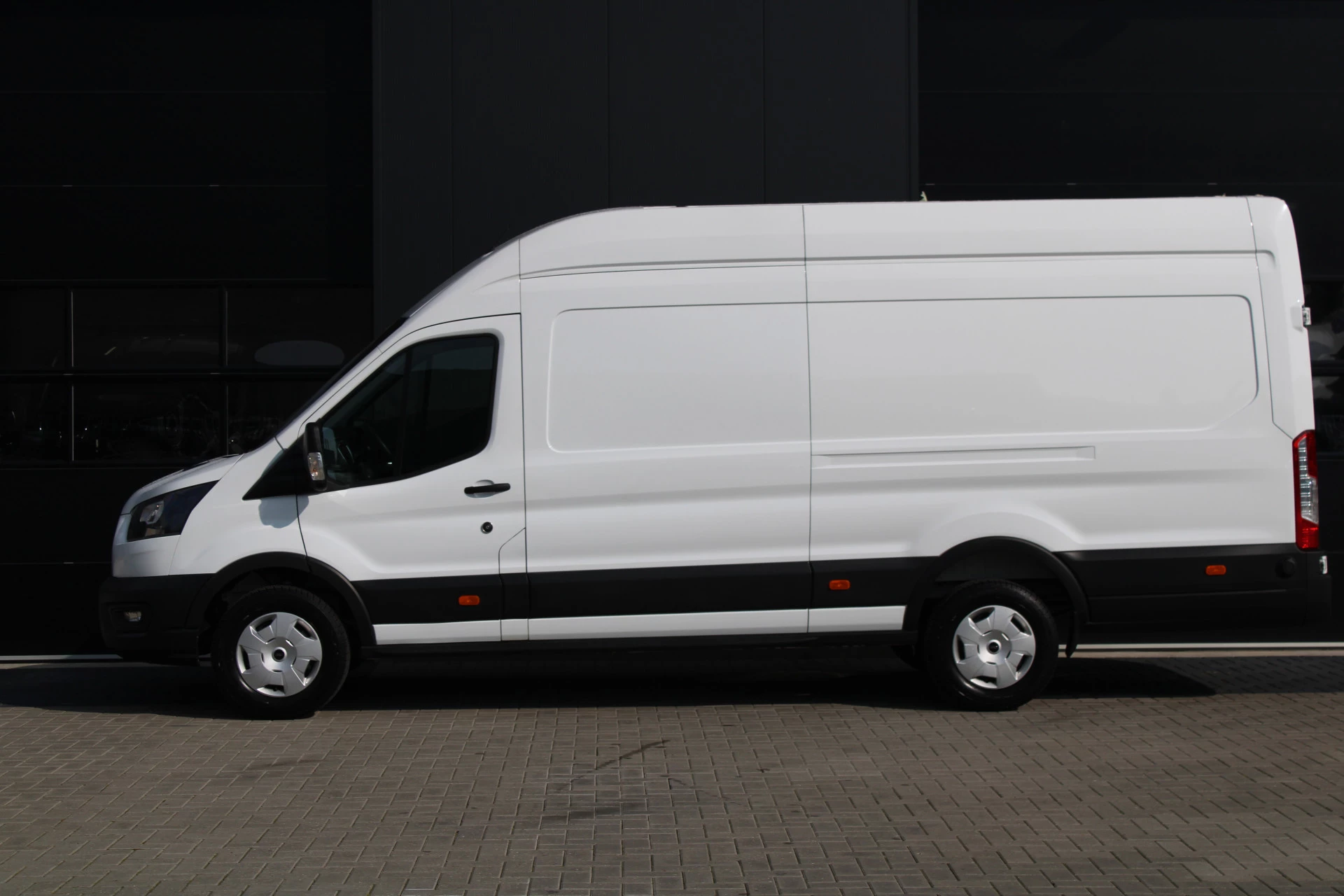 Ford Transit 2024 - 350 2.0 TDCI L4H3 Trend RWD 130pk - 270gr deuren - Camera - Cruise - Carplay - Airco - PDC - Rijklaar immagine 9