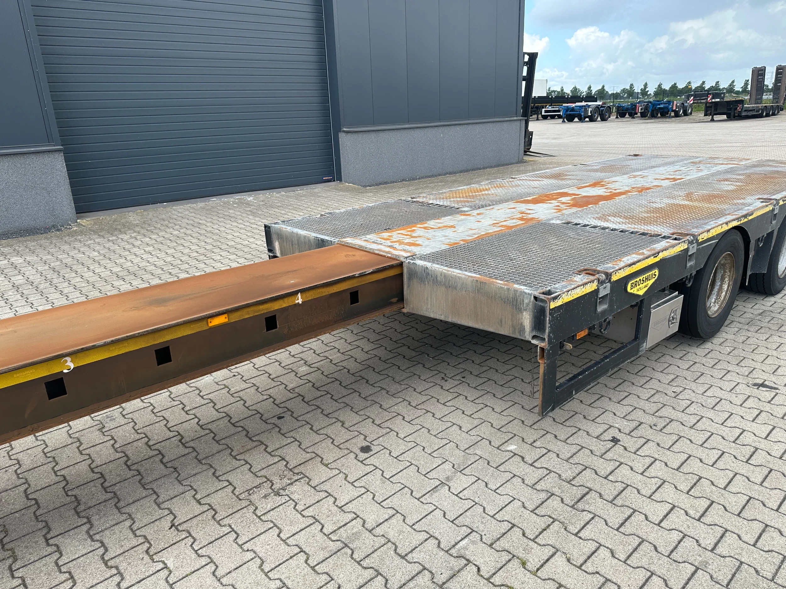 Broshuis 2017 - 3ABSD Lowloader 3-axle / GVW: 59.000kg / Neck: 23.000kg / hydraulic steering + ramps + loading table / 4.60m extendable / winch / liftaxle afbeelding 27