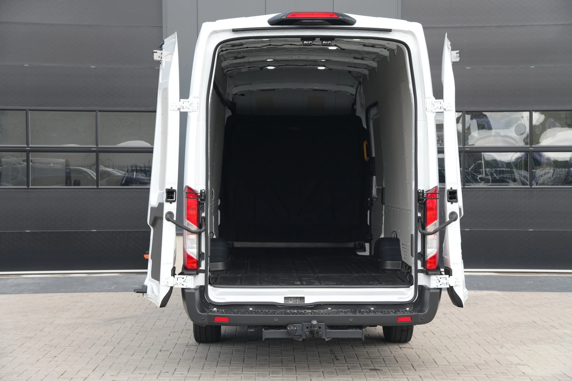 Ford Transit 2024 - 350 2.0 TDCI L4H3 Trend RWD 130pk - Navi - PDC - Stoelverwarming - Elektr. bestuurdersstoel - Rijklaar zdjęcie 7