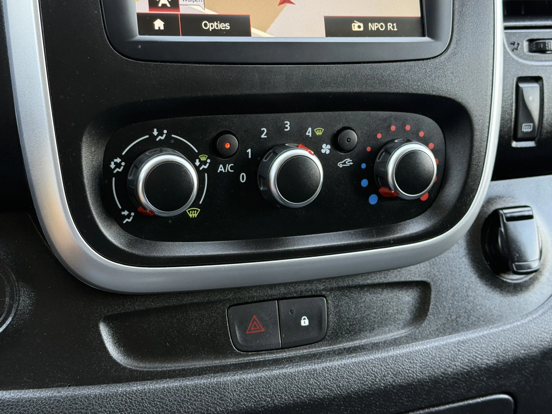 Renault Trafic 2020 - 2.0 dCi 145 PK / AUTOMAAT / L1H1 / 2x SCHUIFDEUR / INRICHTING / TREKHAAK / IMPERIAAL / 3-ZITS afbeelding 20
