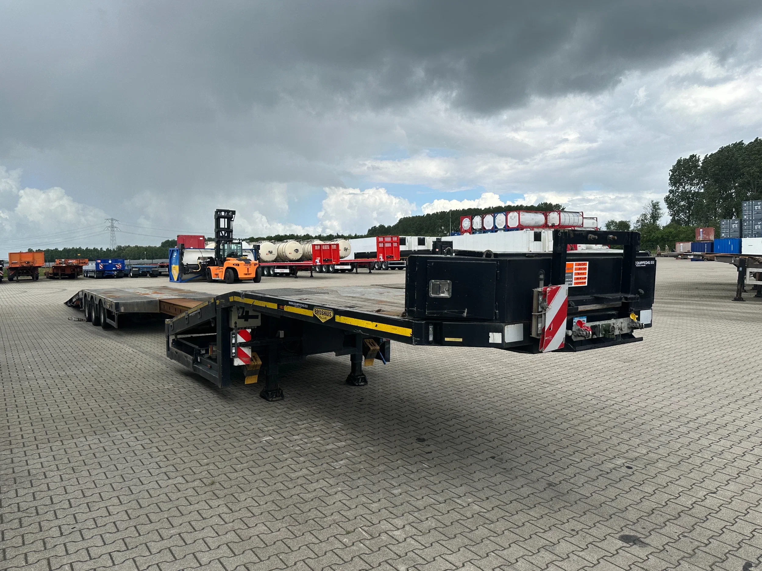 Broshuis 2017 - 3ABSD Lowloader 3-axle / GVW: 59.000kg / Neck: 23.000kg / hydraulic steering + ramps + loading table / 4.60m extendable / winch / liftaxle afbeelding 13