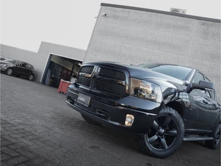 Dodge Ram 1500 2023 - 5.7 V8 Night Edition CrewCab Classic obrazek 8