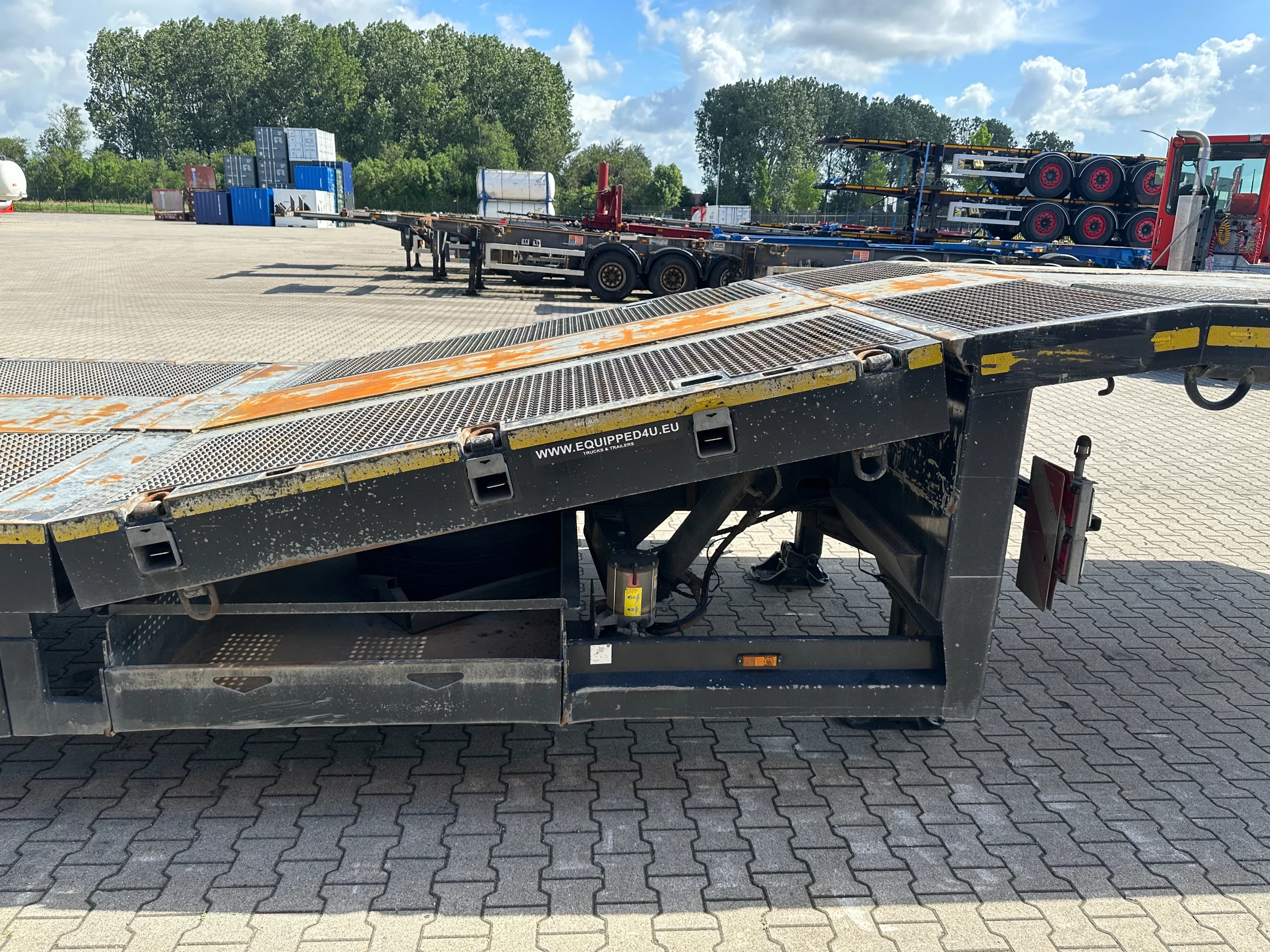 Broshuis 2017 - 3ABSD Lowloader 3-axle / GVW: 59.000kg / Neck: 23.000kg / hydraulic steering + ramps + loading table / 4.60m extendable / winch / liftaxle afbeelding 42