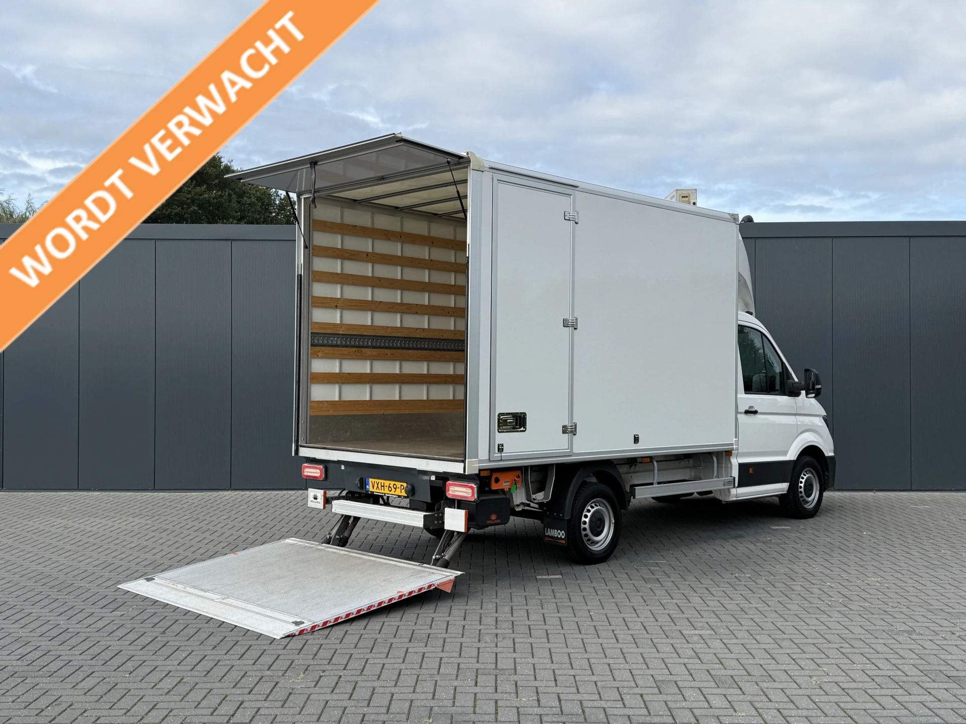 Volkswagen Crafter 2023 - 35 2.0 TDI 141 PK N1 / BAKWAGEN / **29.286 KM** / DHOLLANDIA LAADKLEP / ZIJDEUR / CRUISE / AIRCO / NAVI / MEUBELBAK afbeelding 1