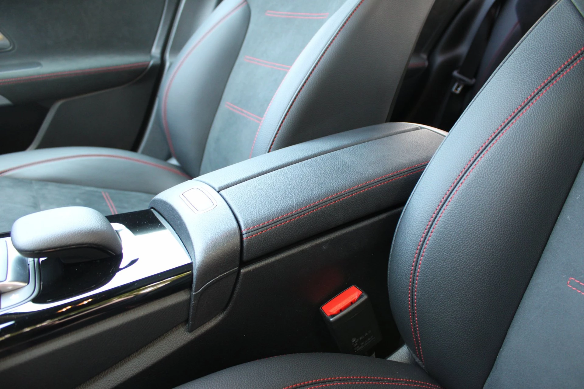 Mercedes-Benz A-Klasse 2023 - 180 AMG Line Panodak Sfeerlicht Keyless afbeelding 34