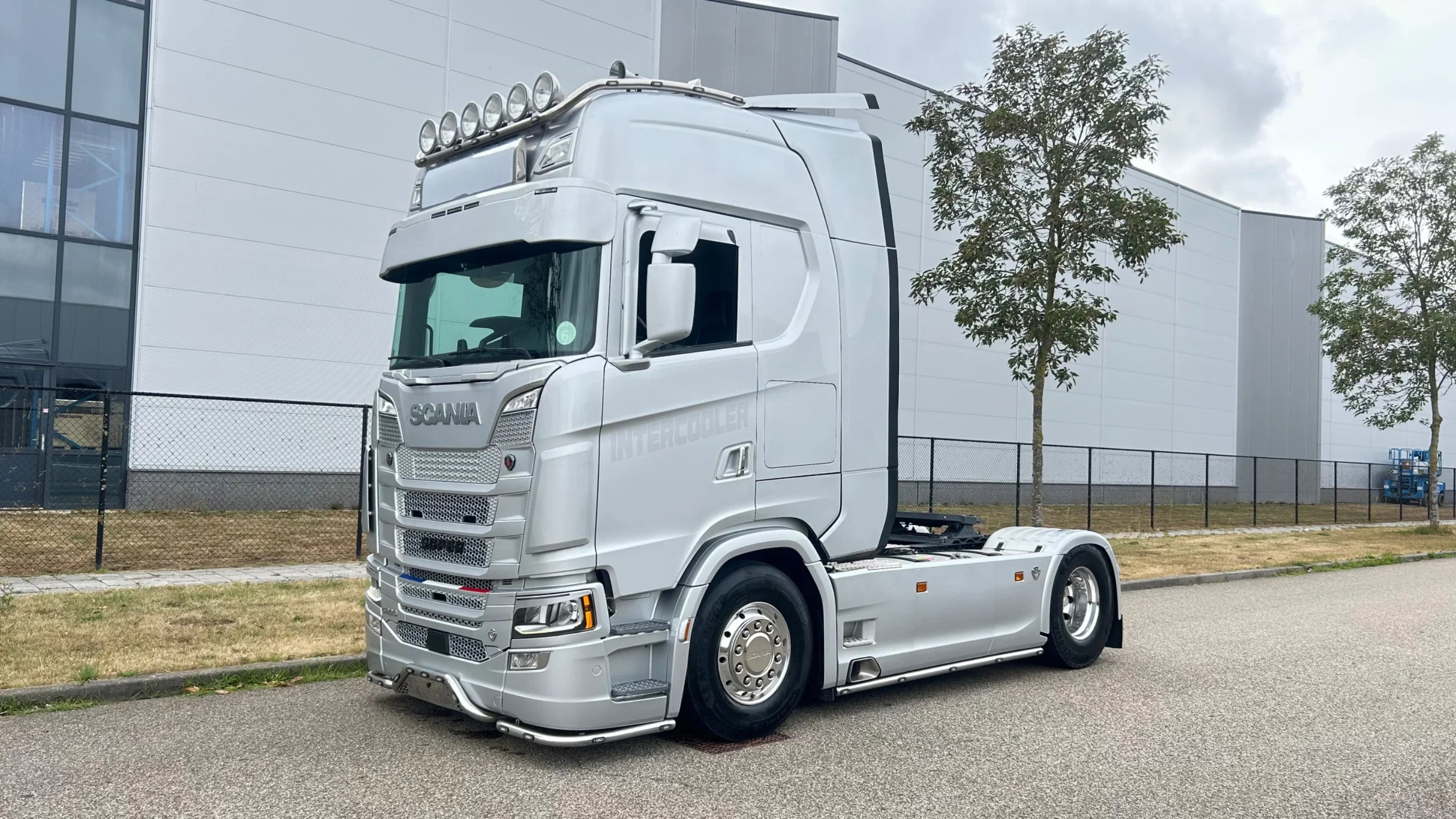 Scania S 2022 - 590S V8 NGS Highline 4x2 | Full air | Park cool | G33 Retarder | bullbar | 2x tank | Leather | Navi afbeelding 1
