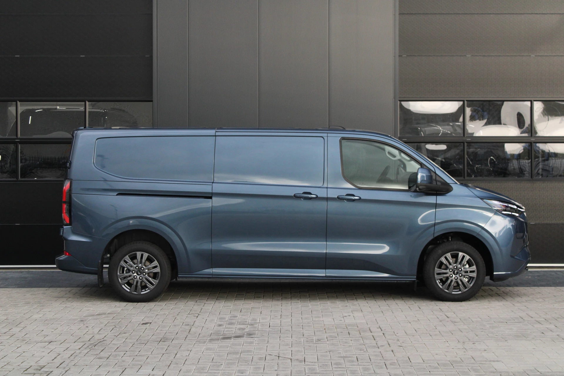 Ford E-Transit Custom 2025 - 340 L2H1 Limited 65 kWh 218pk - 2x Schuif - LED - 360 Camera - B&O - ACC - Navi - Stoel/Stuurverwarming - Rijklaar afbeelding 5