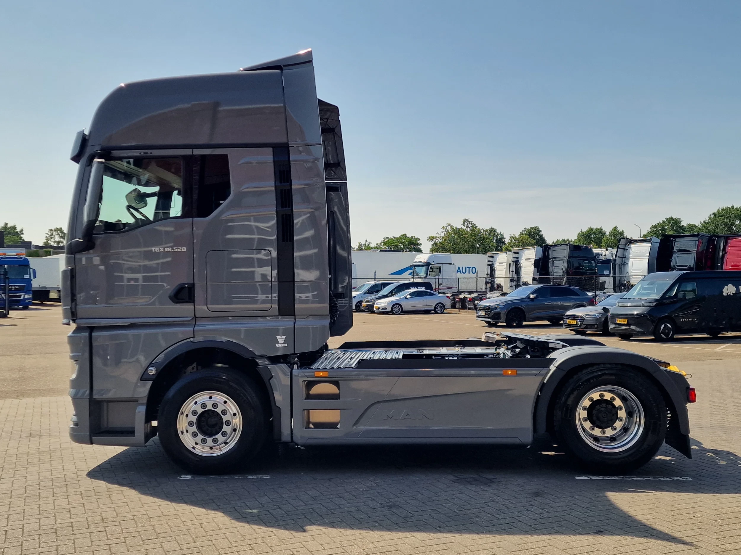 MAN TGX 2026 - 18.520 GX - D30 - Retarder - Full air - Night clima - Navi - 2x tank imagem 4