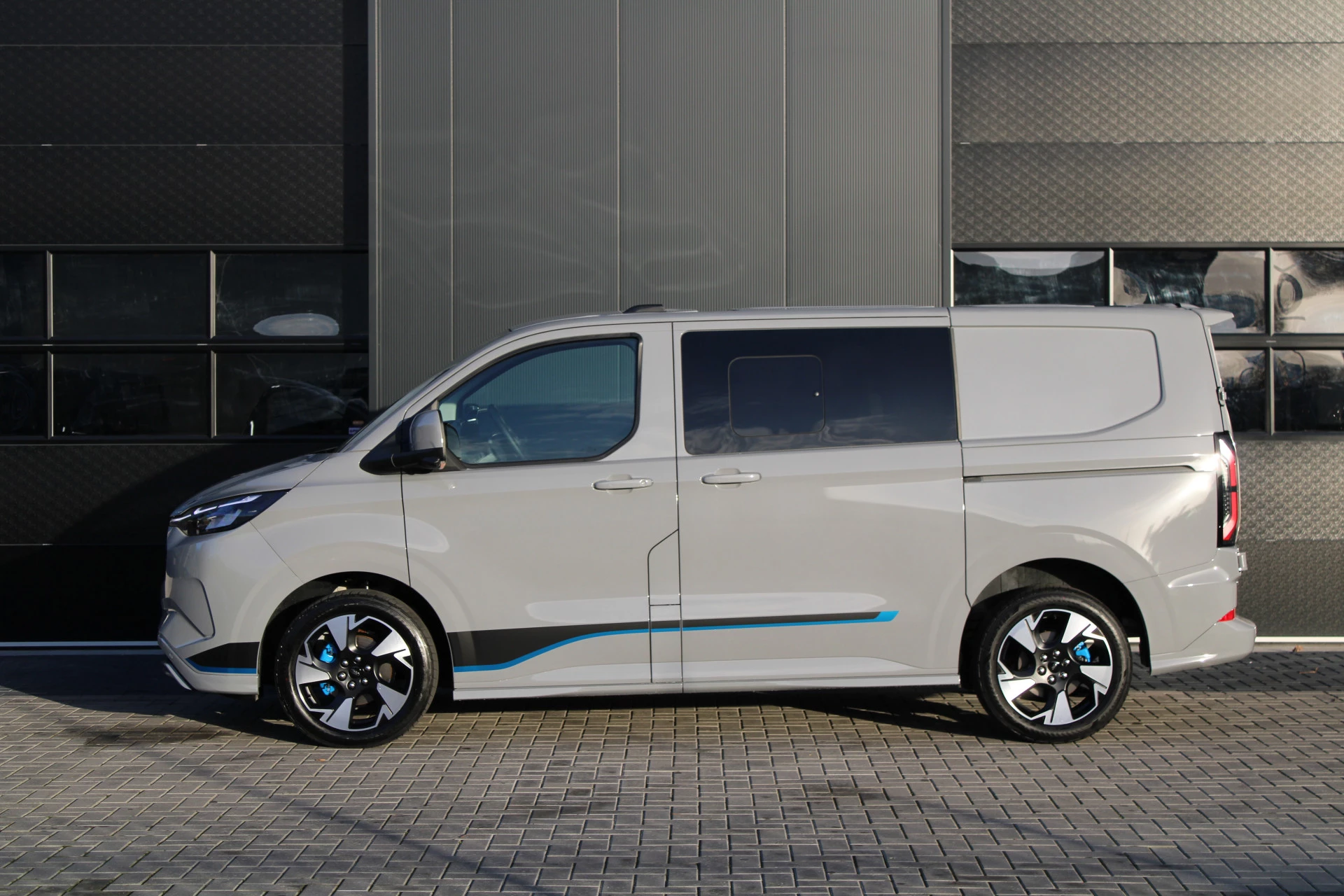 Ford Transit Custom 2025 - 320 2.5 PHEV L1H1 Sport DC 232pk - 2x Schuif - 360 Camera - ACC - Keyless - Stoel/Stuurverwarming - Blindspot - Incl BPM - Rijklaar zdjęcie 10