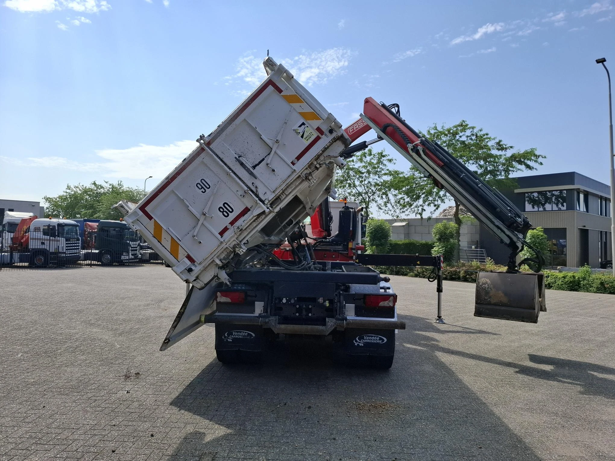 Scania P - NGS XT P410 / 6X4 / RETARDER / ONLY:192584 KM / BIG AXLE / FASSI F215A / REMOTE / ROTATOR / 2SIDE TIPPER / FULL-STEEL / DRUM BRAKES / TUV:01-03-2027 / EURO-6 / 2018 afbeelding 16