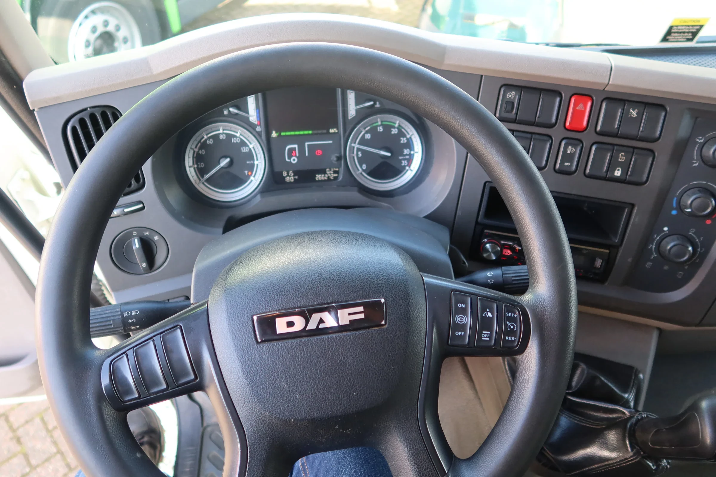 DAF LF 250 2016 - LF250 FA Schuifzeil +Dhollandia 1500 kg afbeelding 6
