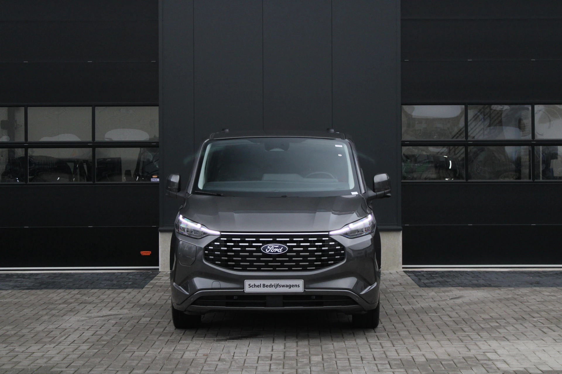 Ford Tourneo Custom 2025 - 340 2.5 PHEV L2H1 Titanium X 232pk | 2x Schuifdeur | ACC | 360 camera | Leder | Navi | Verwarmd stuurwiel | 19" LM velgen | Rijklaar image 2
