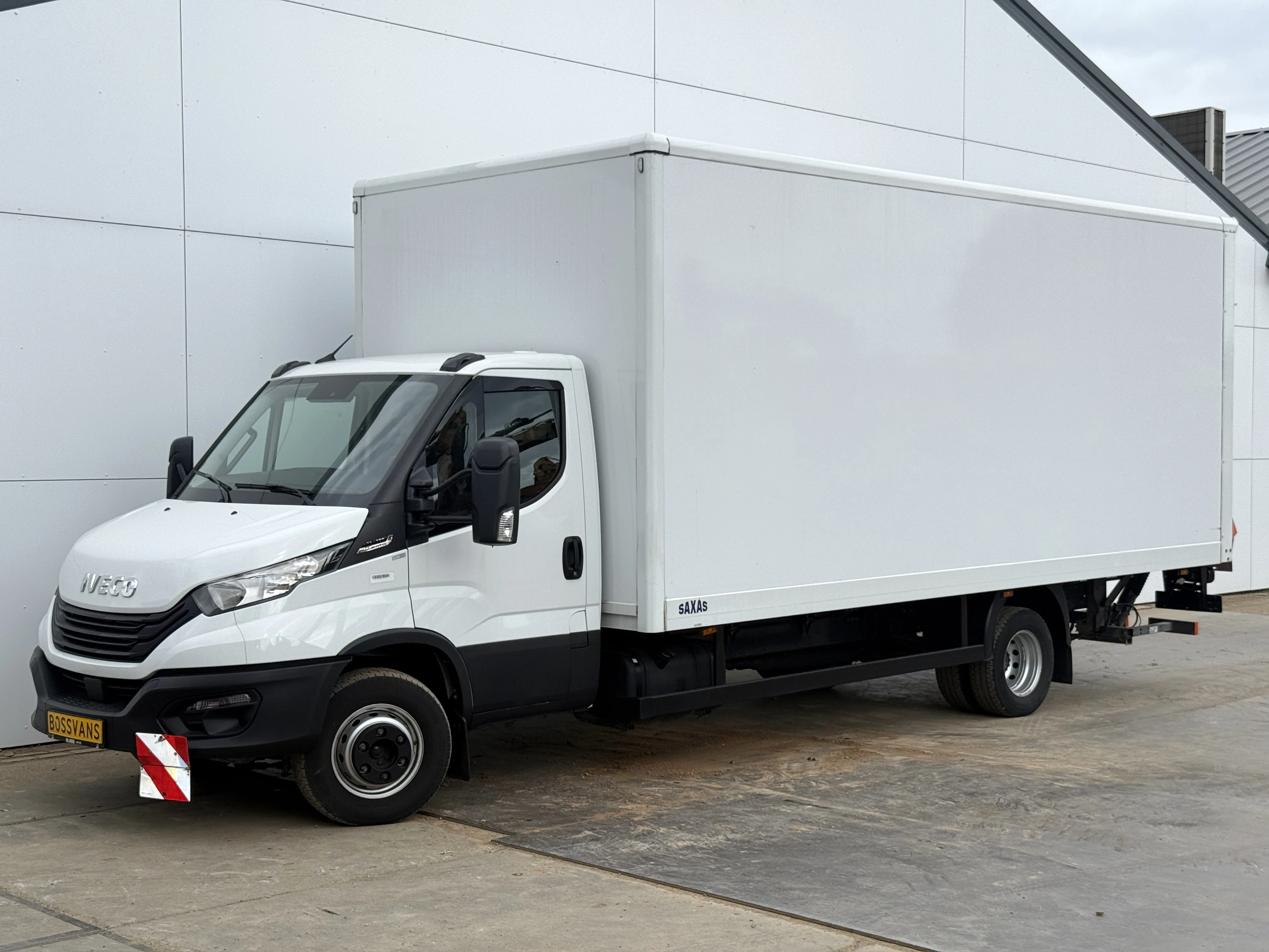 Iveco Daily 2024 - 72C18 3.0 Automaat Dubbellucht 1000kg Laadklep Airco Luchtvering Bakwagen Meubelbak Koffer image 1