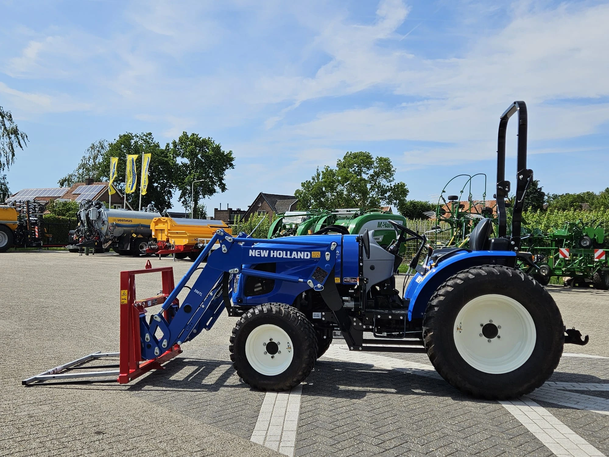 New Holland 2024 - Boomer 55 HST met voorlader en Kemp balenprikker afbeelding 7