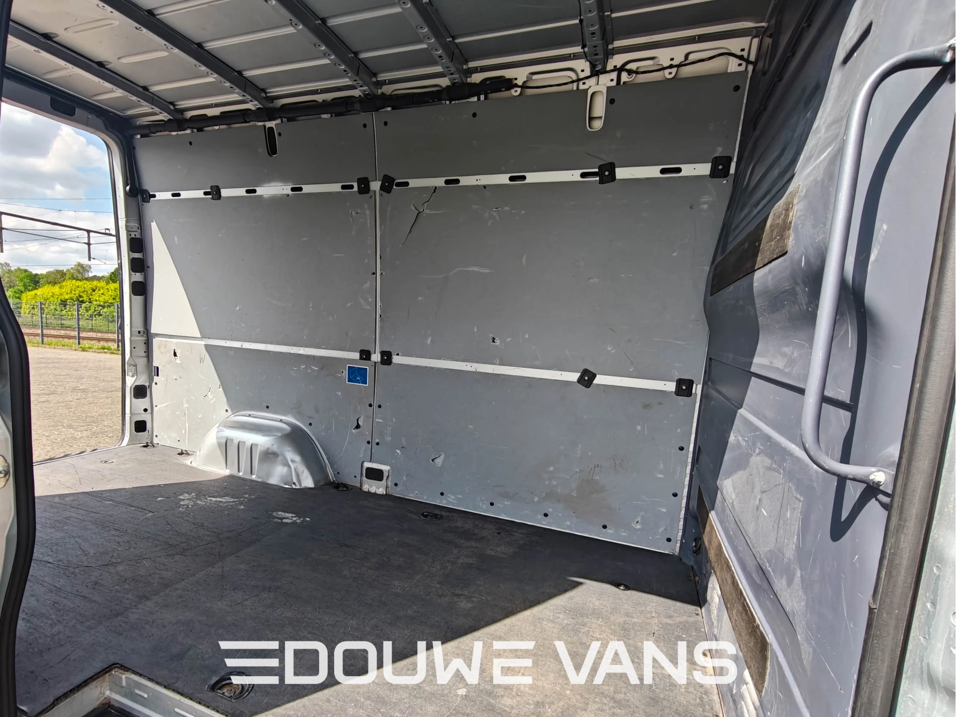 Mercedes-Benz Sprinter 2021 - L2 H2 315 RWD Zilver Automaat MBUX Marge afbeelding 17