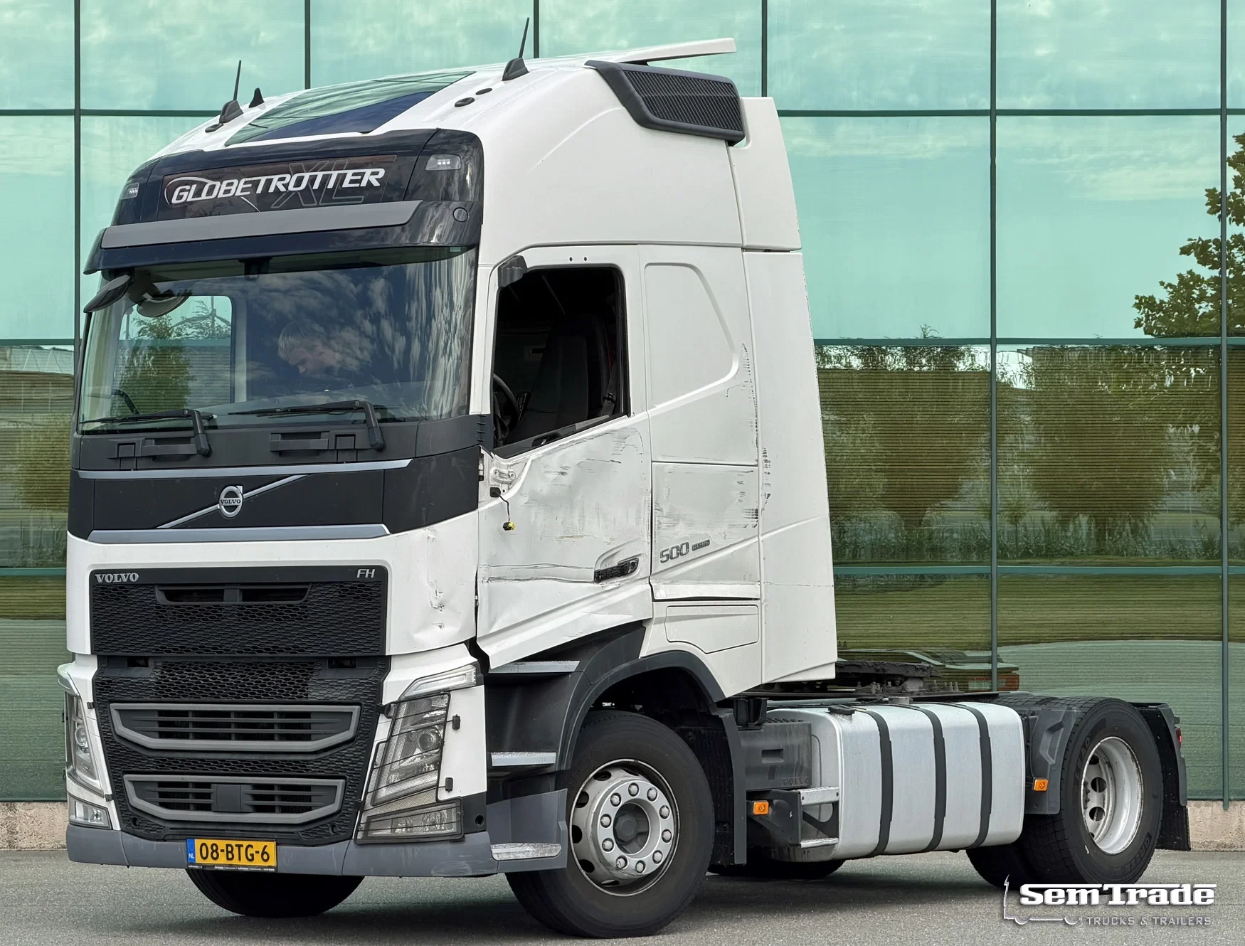 Volvo FH 2018 - 13.500 EURO 6 ONLY 712.000 KM 2X TANKS DAMAGED ON LEFT SIDE HOLLAND-TRUCK afbeelding 1