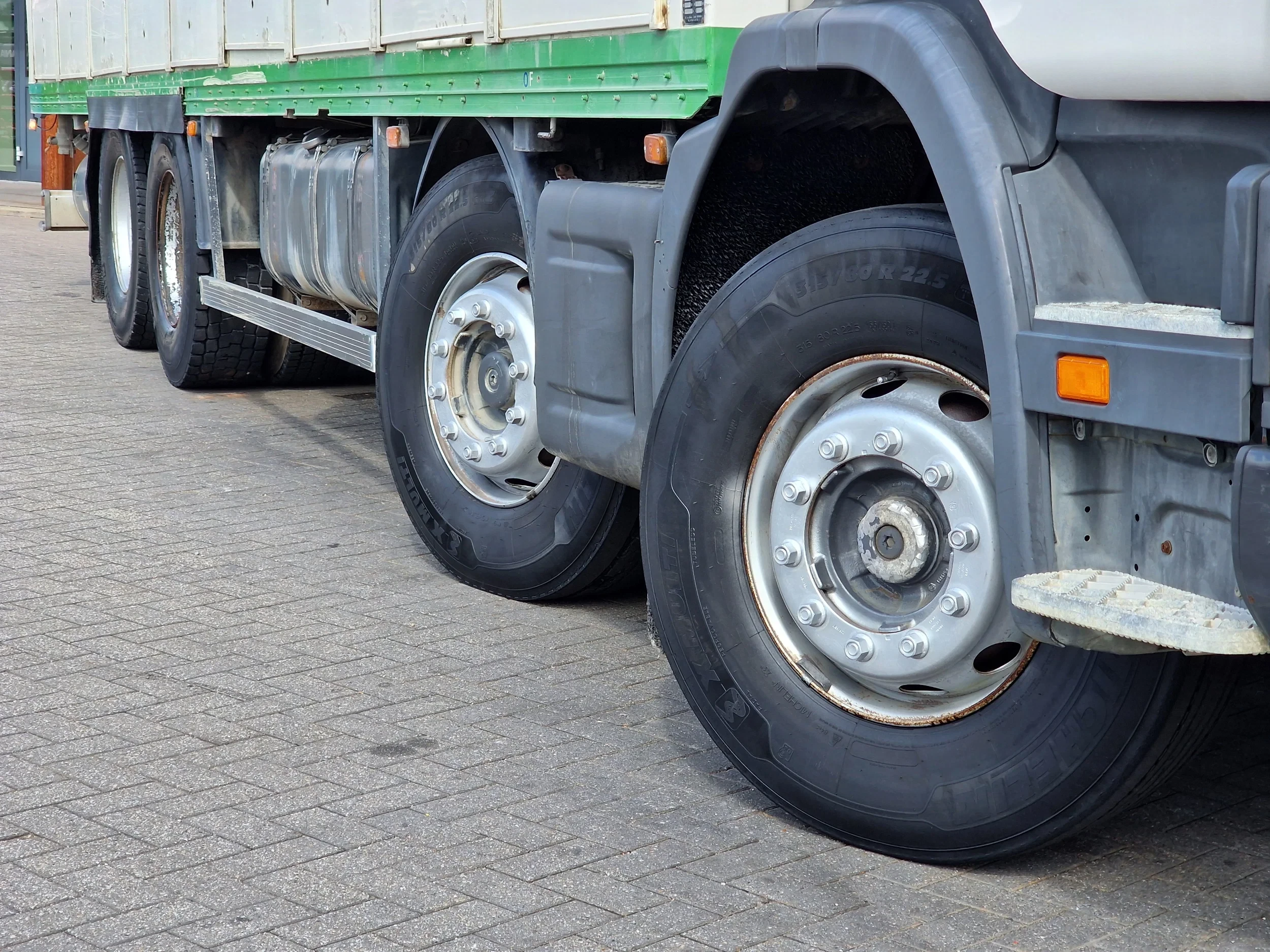 Scania G 2002 - 114G - 8X4 - 3 deck - double ramp - steel / air afbeelding 14