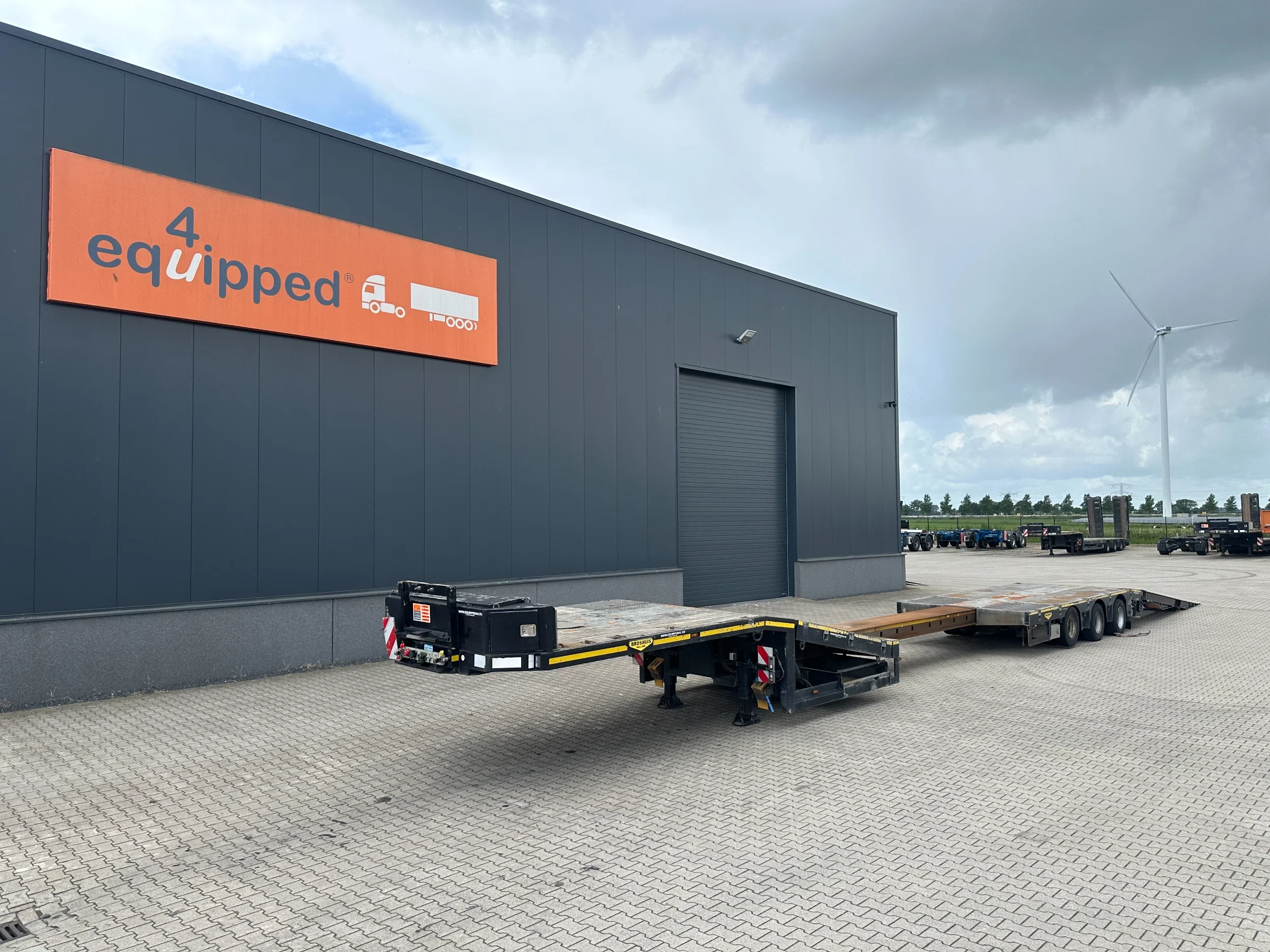 Broshuis 2017 - 3ABSD Lowloader 3-axle / GVW: 59.000kg / Neck: 23.000kg / hydraulic steering + ramps + loading table / 4.60m extendable / winch / liftaxle afbeelding 2
