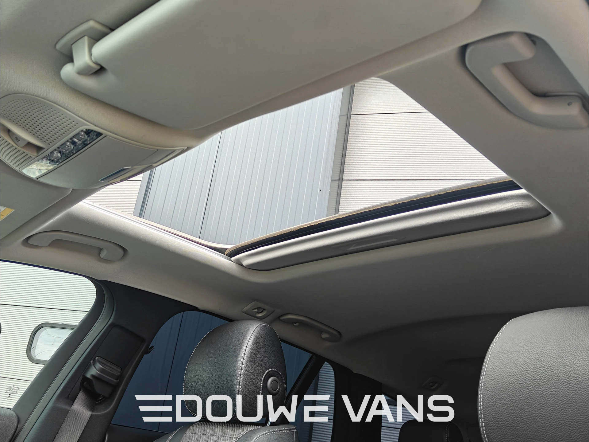 Mercedes-Benz E-Class 2022 - 300e Burmester Trekhaak Avantgarde Schuifdak Bild 25