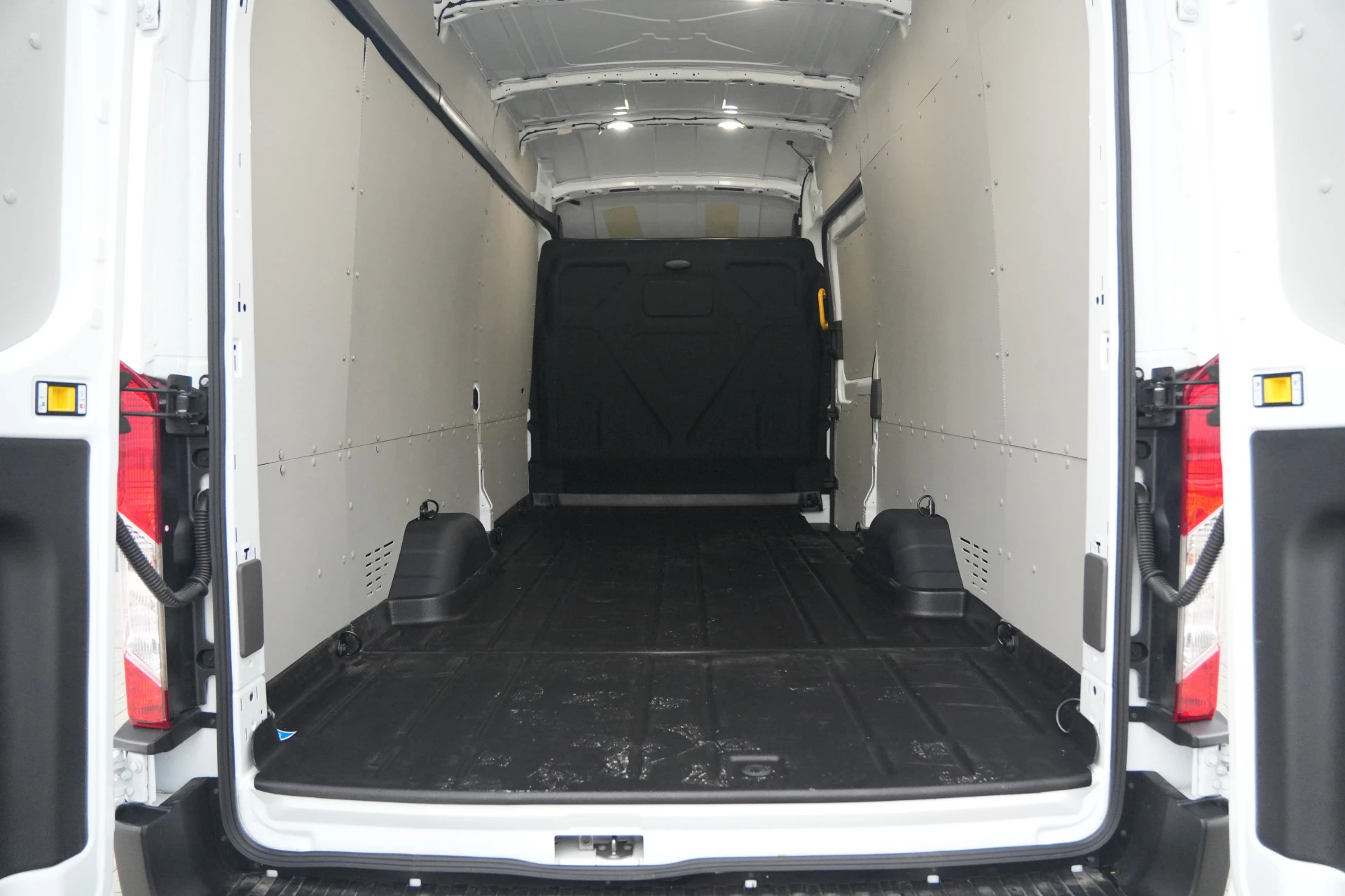 Ford Transit 2024 - 350 2.0 TDCI L4H3 Trend RWD 130pk - Navi - PDC - Stoelverwarming - Elektr. bestuurdersstoel - Rijklaar zdjęcie 11