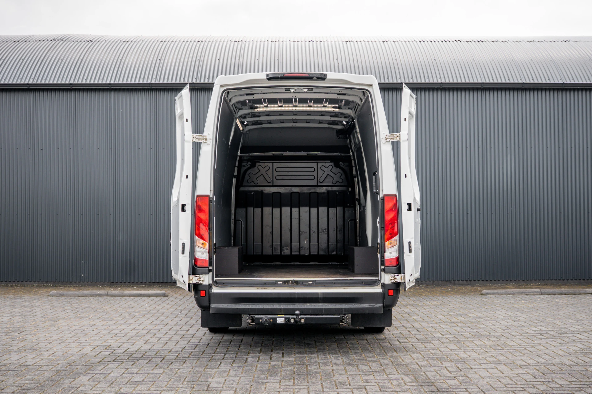 Iveco Daily 2022 - 35S18 175 PK 3.0 Liter! | Automaat | 3.500 KG trekgewicht | Camera | Cruise | Airco | Trekhaak | 3-Zits afbeelding 9