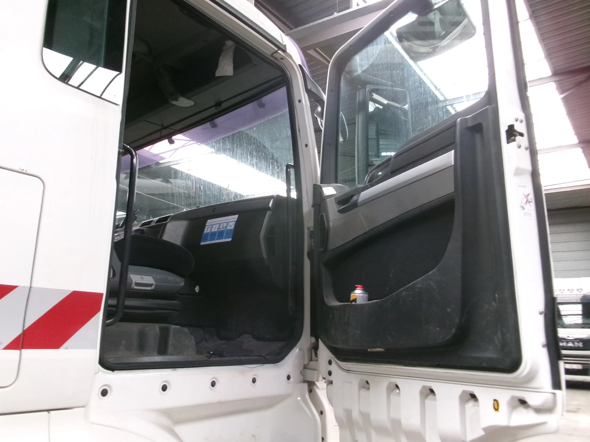 MAN TGX 2010 - 26.400 6X2 + CRANE + LIFT ENGINE BROKE afbeelding 12