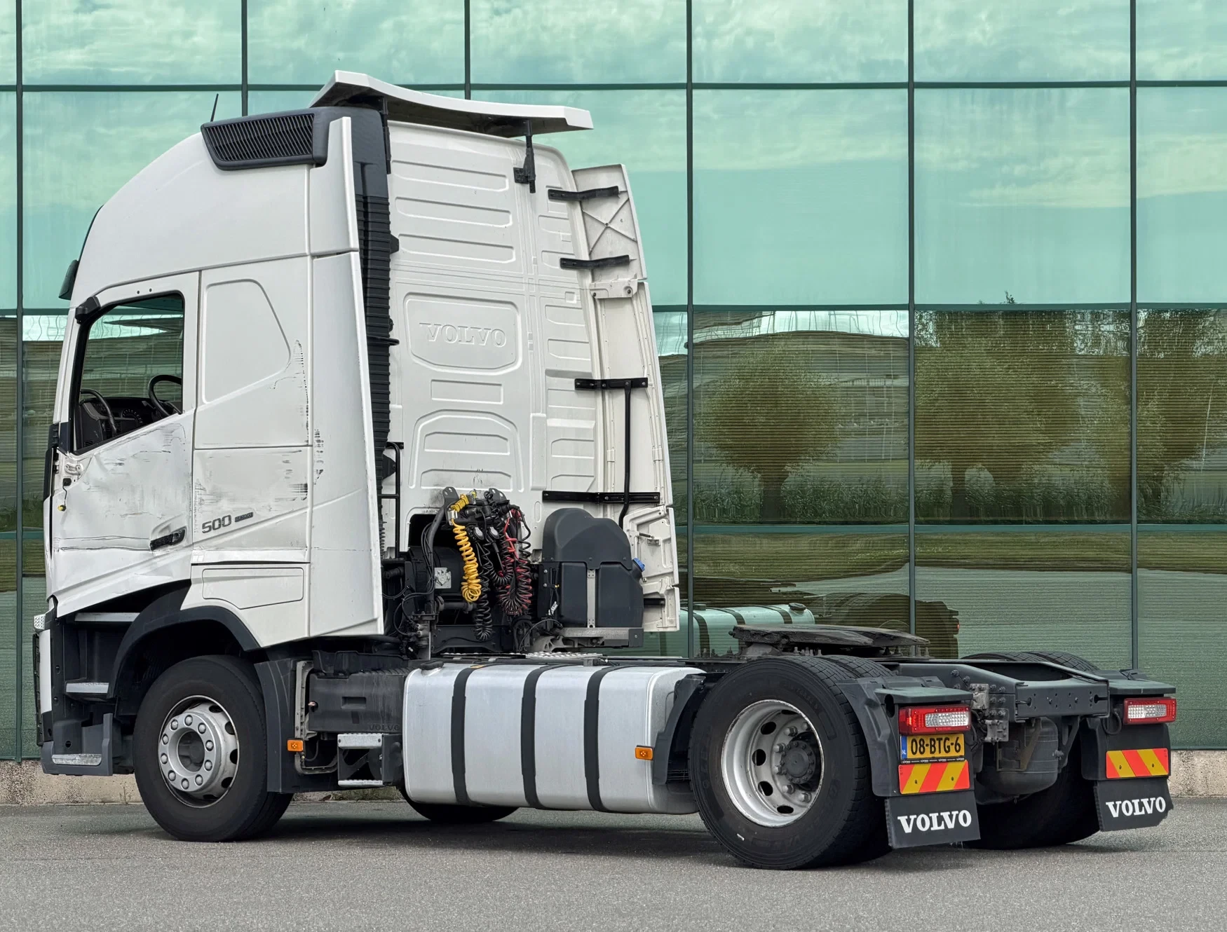 Volvo FH 2018 - 13.500 EURO 6 ONLY 712.000 KM 2X TANKS DAMAGED ON LEFT SIDE HOLLAND-TRUCK afbeelding 3