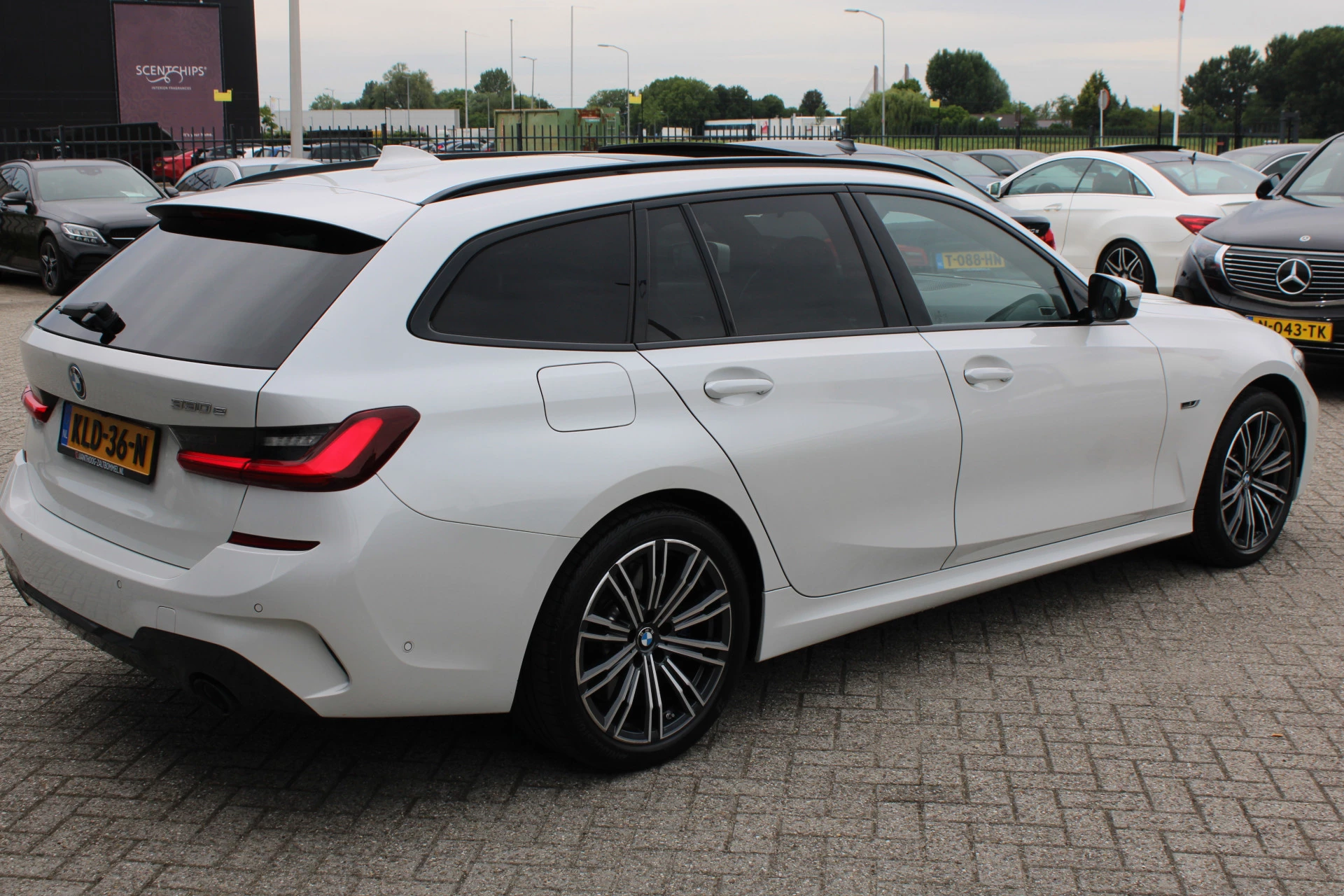 BMW 3 Series 2022 - Touring 330e High Executive M-SPORT SHADOW PANORAMADAK MEMORY 360-CAMERA KEY-LESS CARPLAY TREKHAAK obrázek 9