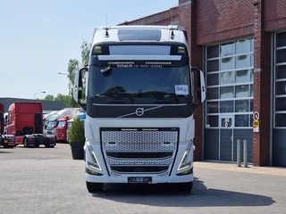 Volvo FH 2023 - 13.500 Globetrotter XL 6x2 - Retarder - Full air - Leather - Camera imagen 2