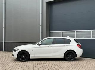 BMW 1 Serie 2015 - 116i Sport bj.2015 Autom|Navi|5 Drs|Clima|Cc. afbeelding 2 miniatuur