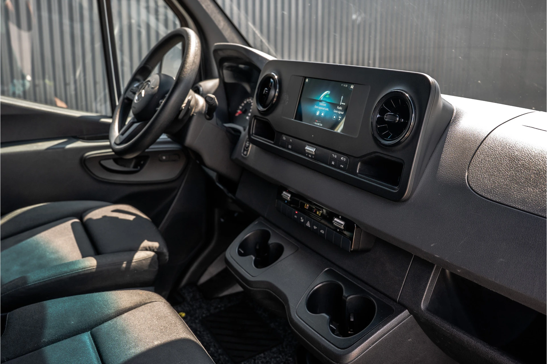 Mercedes-Benz Sprinter 2023 - 317 CDI L3H2 | 170 PK | Automaat | Camera | Mbux | Cruise | PDC | Trekhaak afbeelding 2