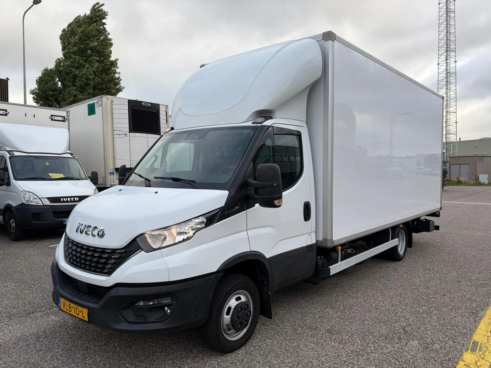 Iveco 50C18 2021 - bakwagen laadklep zijdeur automaat airco 180pk let op bakmaten 510lang 210breed 234hoog (wb435) afbeelding 1