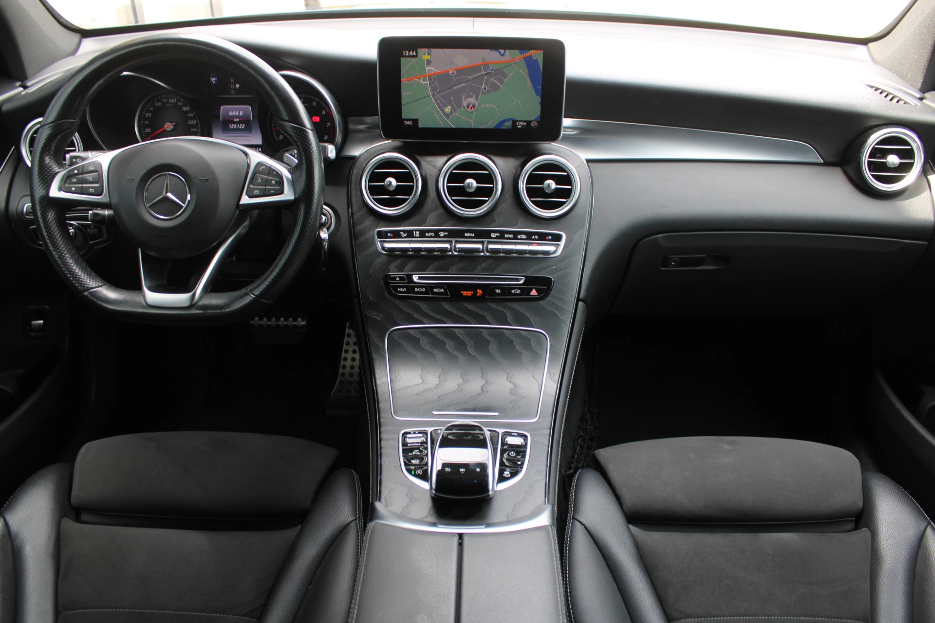 Mercedes-Benz GLC 2019 - 250 4MATIC AMG LINE NIGHT PAKKET COMAND CARPLAY <<NL AUTO>> afbeelding 2
