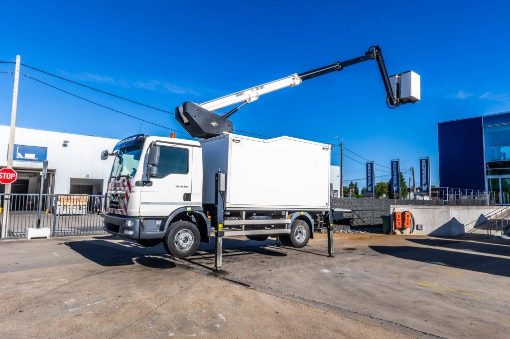 MAN TGL 2013 - 12.220 BL - VERSALIFT VDT 190F imagen 1