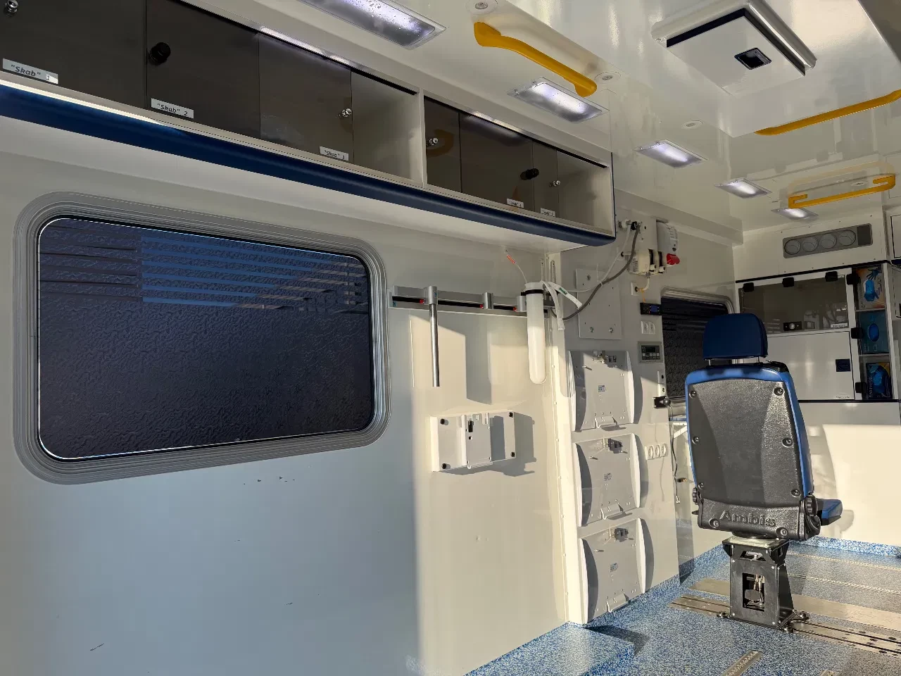 Mercedes-Benz Sprinter 2016 - 519CDI Special Ambulance Laadklep Automaat Airco Cruisecontrol V6 74000KM obrázek 18