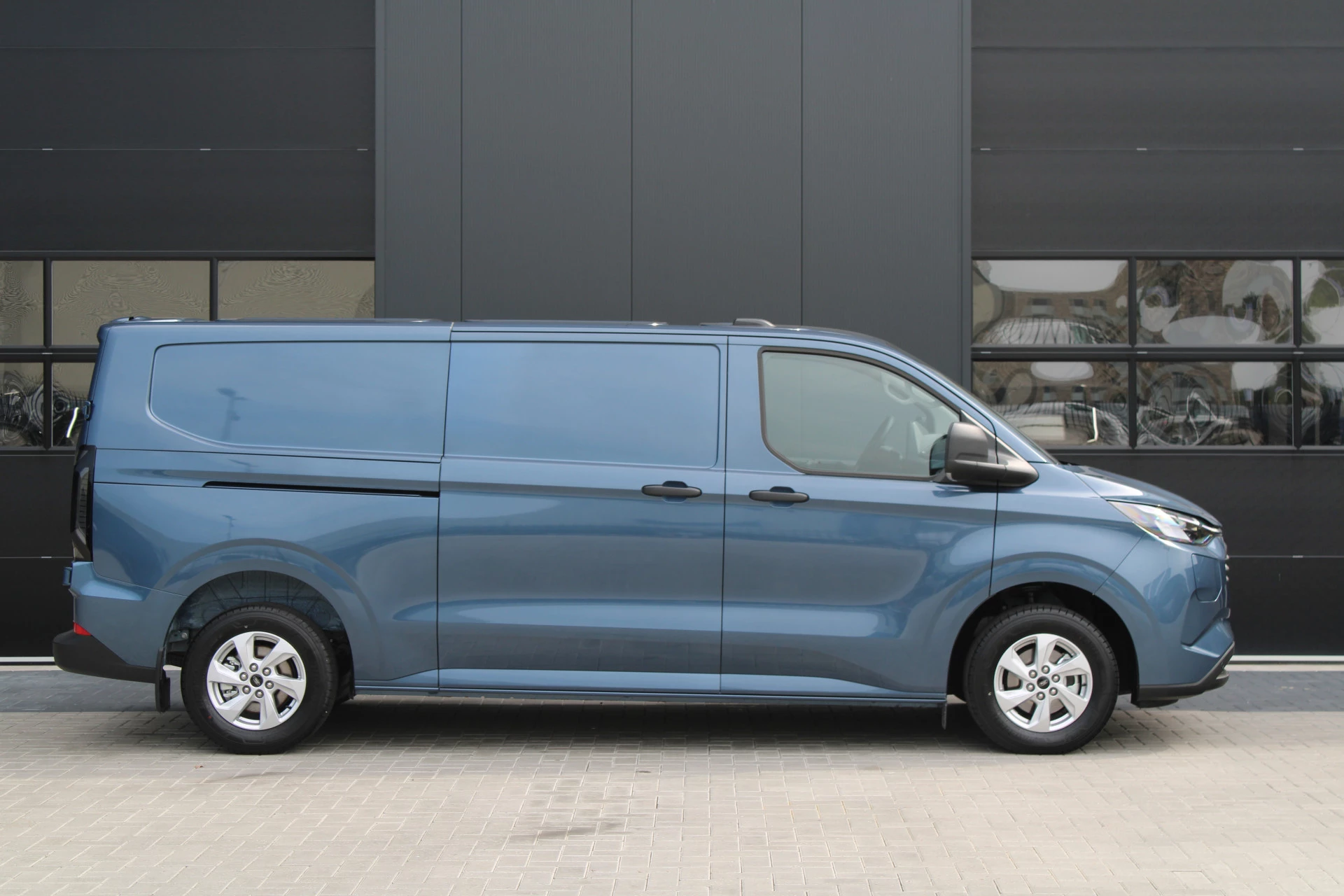 Ford Transit Custom 2025 - 320 2.5 PHEV L2H1 Trend 232pk - 5 jaar GARANTIE - 2x Schuifdeur - Adaptive Cruise - Blind Spot - Navigatie - Camera - Verwarmd Stuur - Rijklaar image 4