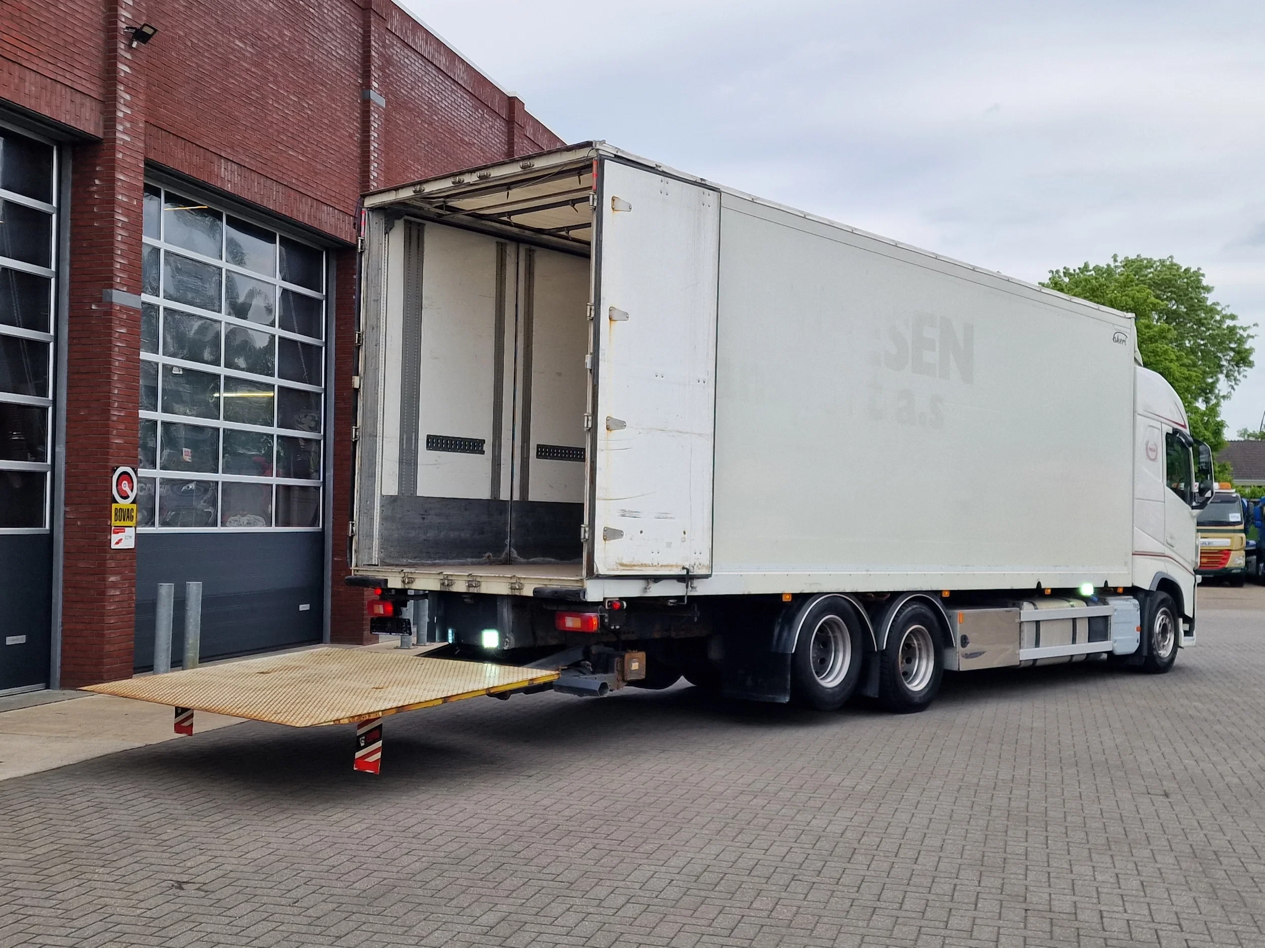Volvo FH 2015 - 13.460 Globetrotter 6x2 - Ekeri box with sidedoors - Loadlift - Sliding roof - 560 WB obrázek 25