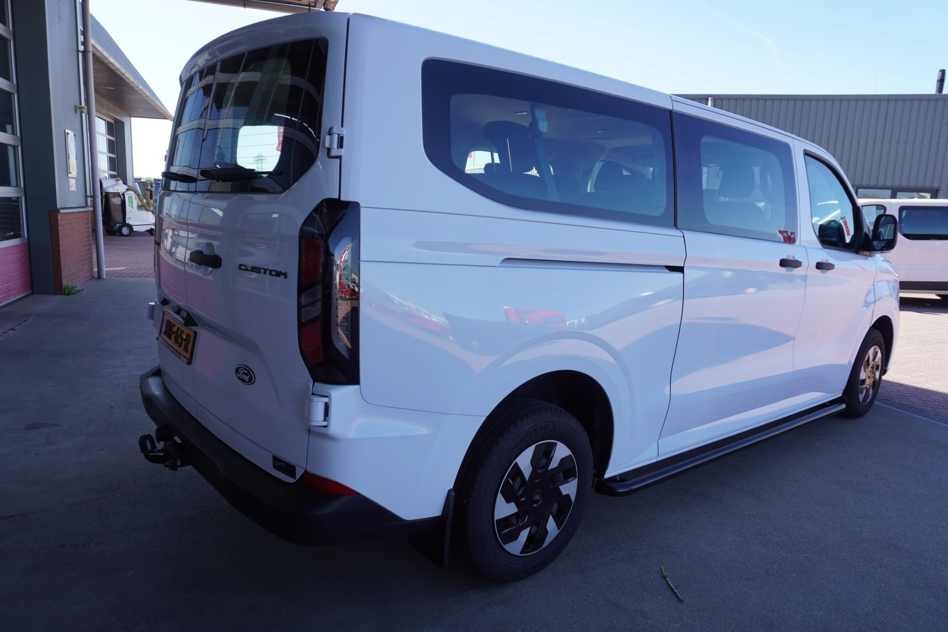 Ford Transit Custom 2026 - 340L 2.5 PHEV 233PK L2H1 Trend 9 Persoons PHEV Automaat obrázek 4