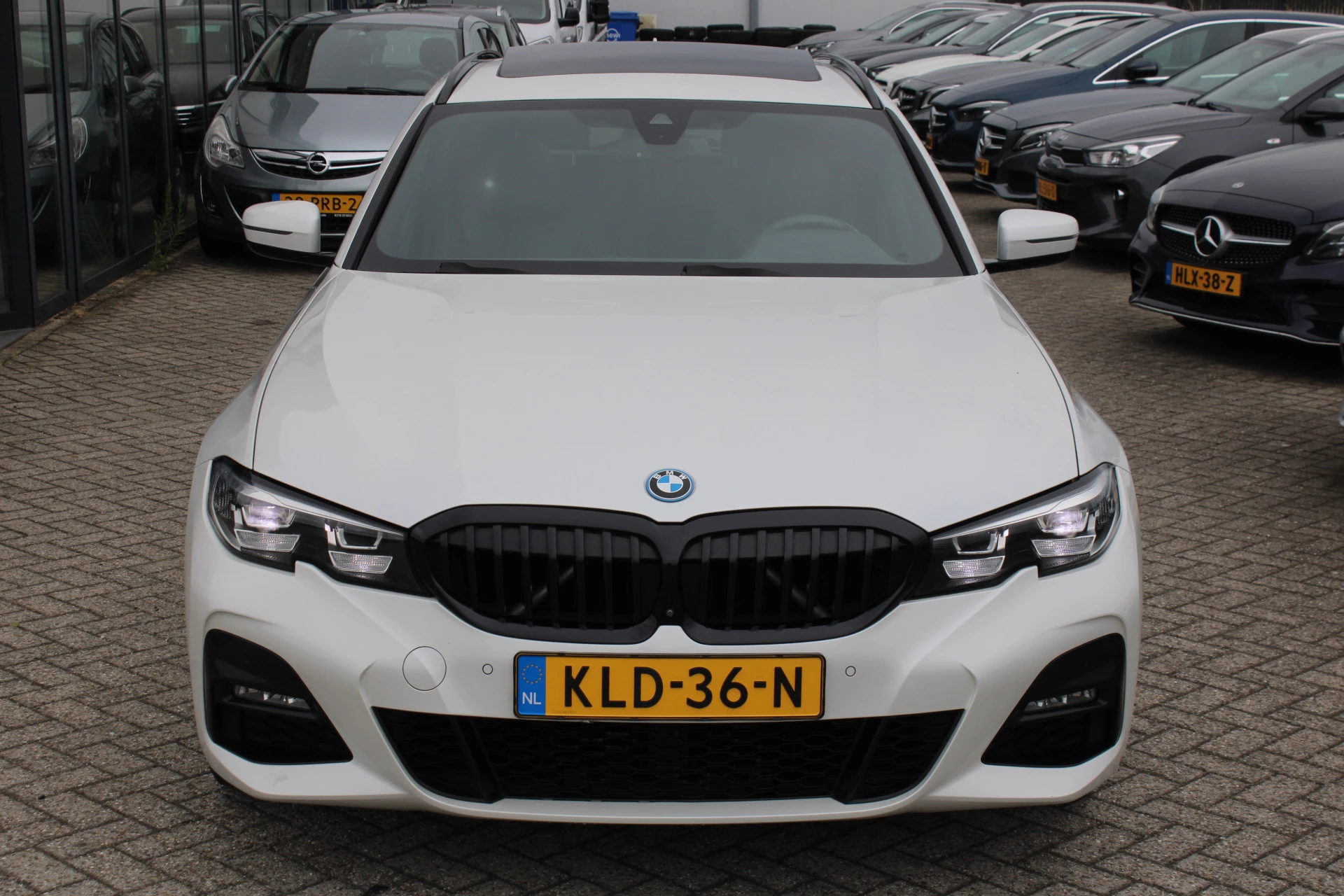 BMW 3 Series 2022 - Touring 330e High Executive M-SPORT SHADOW PANORAMADAK MEMORY 360-CAMERA KEY-LESS CARPLAY TREKHAAK obrázek 3